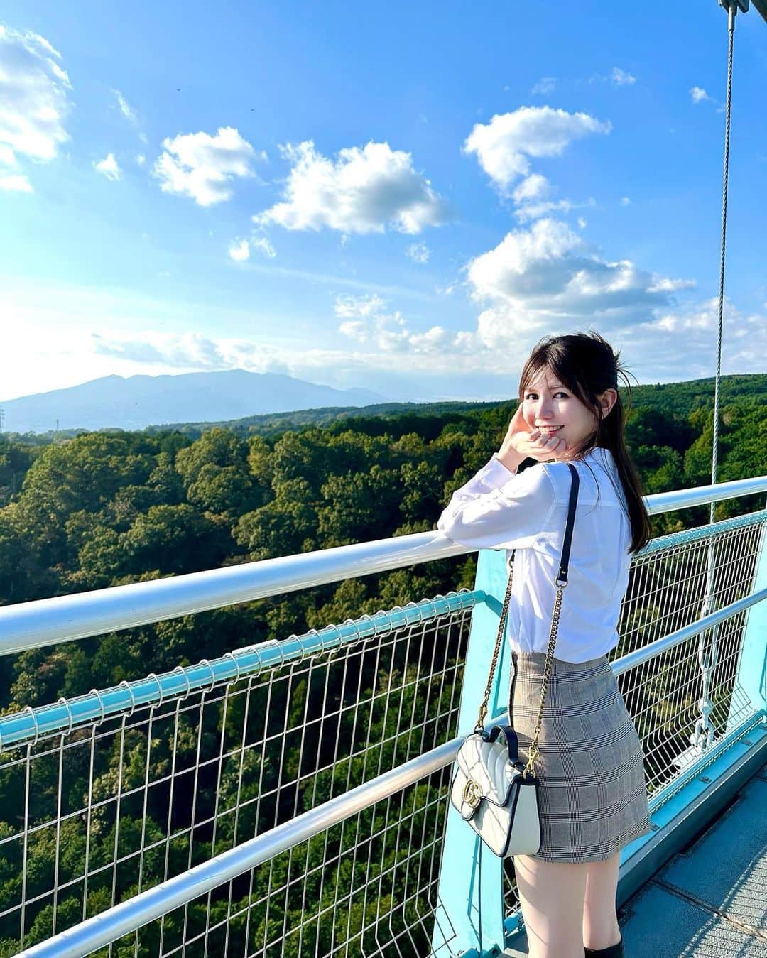 IKUMIさんのインスタグラム写真 - (IKUMIInstagram)「🌉 日本一大きな吊橋🫡  三島スカイウォークに行ってきたよ〜！！ 天気も良くて気持ちよかった🌼  高いし怖いかなと思ってたけど 意外と全然余裕だった🤫  晴れてると富士山見えるらしいけど、この日はちょうど雲で隠れてて🫠 山頂がちょこっと見えただけでした⛰️残念🗻  ジップラインとかアクティビティいっぱいあって やりたかった😂😂😂  自然たくさん体感できたから大満足の旅でした🙏  .  #三島#三島スカイウォーク #静岡#静岡旅行#静岡観光#静岡デート#静岡県#三島市 #伊豆#伊豆旅行#伊豆観光#インスタグラマー#インフルエンサー#美脚#ロングブーツ#ミニスカート#asiangirls #asianbeauty #asianmodel #japanesegirl #japantrip#吊橋#富士山#スカイウォーク#観光スポット#国内旅行#女子旅#家族旅行#フリーモデル#カップル旅行」10月17日 20時21分 - miiiino3o