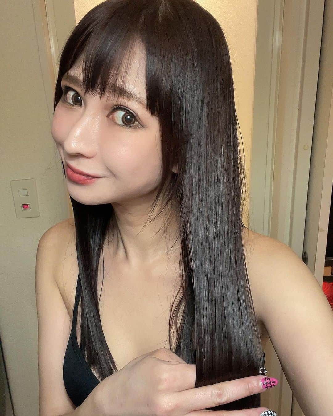 石川蓮美さんのインスタグラム写真 - (石川蓮美Instagram)「久々にカラーとトリートメント♡ 移住してオープンから頼りにしてるサロンへ♡ マジで予約取れにくくなっとるが、それもそのはず。 プライベートサロンで、お客様1人づつ髪質にあった提案してくれるもん❣️ マジで今回も最高すぎの髪色とツヤツヤトリートメント♡ #いつもありがとう  #艶髪  #白髪気になるお年頃  #秋カラー」10月17日 20時22分 - hasumin.n819