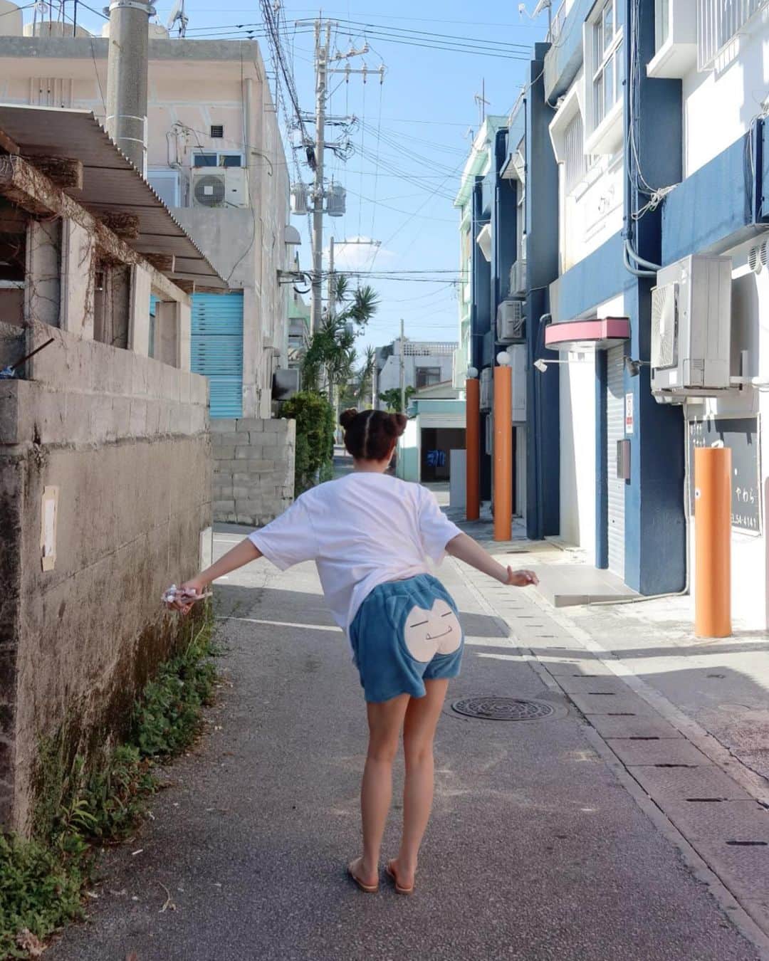 三上悠亜さんのインスタグラム写真 - (三上悠亜Instagram)「撮影で沖縄きてます🌴 暑い！！最後の夏楽しむ！  OKINAWA Tシャツ着て浮かれてる人🕺」10月17日 20時23分 - yua_mikami