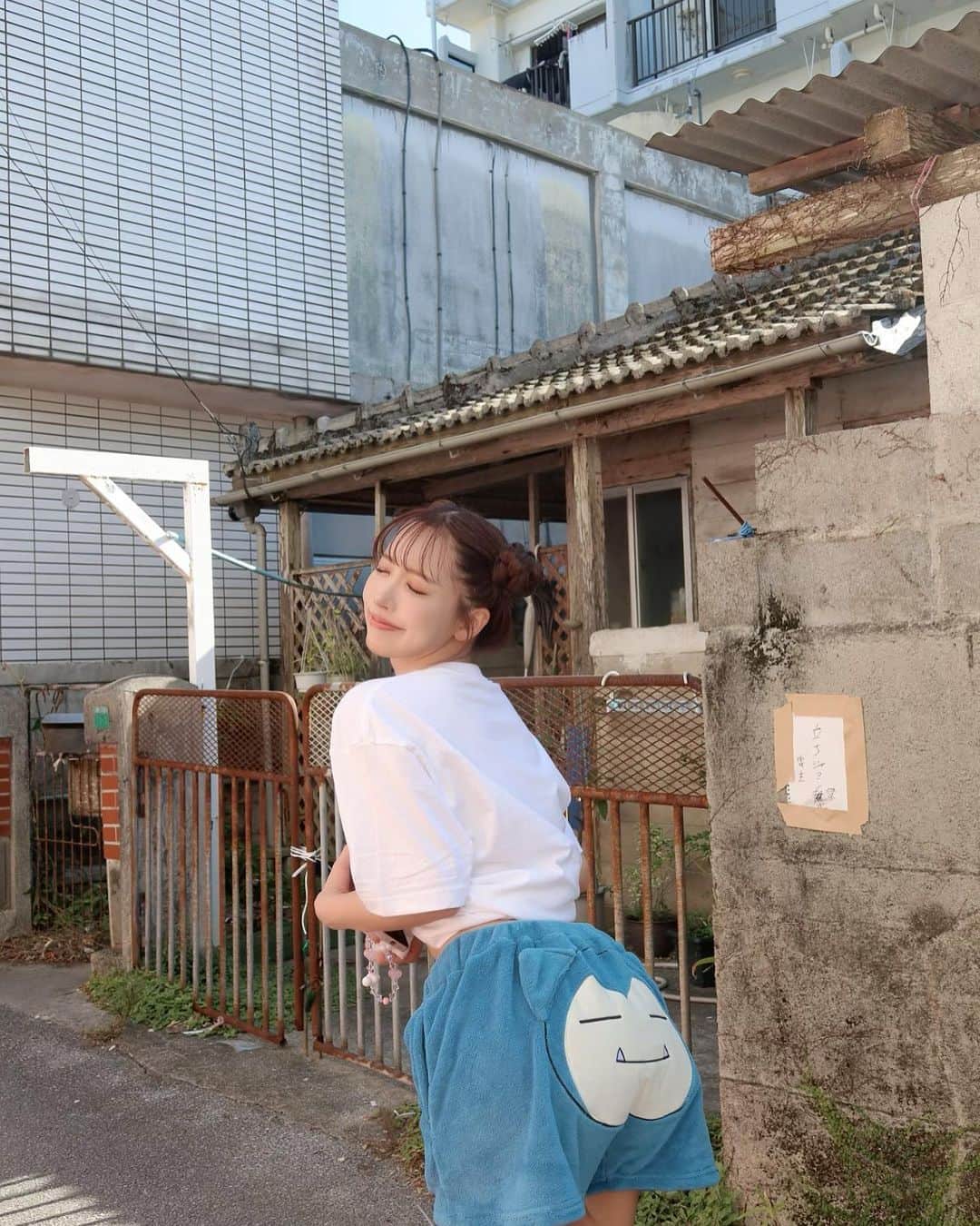 三上悠亜さんのインスタグラム写真 - (三上悠亜Instagram)「撮影で沖縄きてます🌴 暑い！！最後の夏楽しむ！  OKINAWA Tシャツ着て浮かれてる人🕺」10月17日 20時23分 - yua_mikami