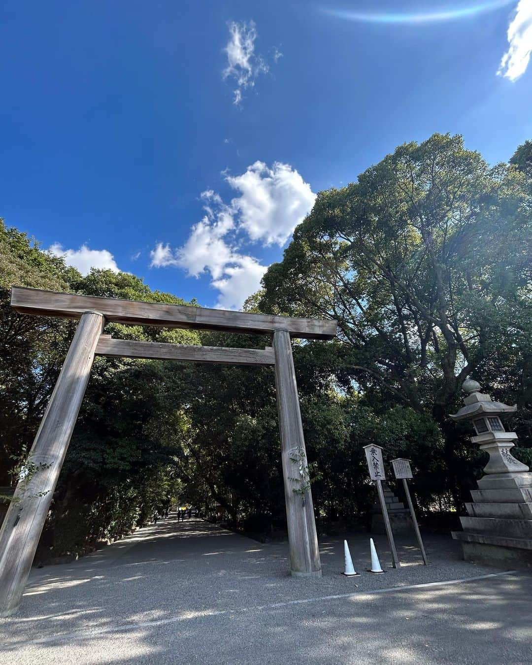 眞鍋かをりさんのインスタグラム写真 - (眞鍋かをりInstagram)「１０月から隔週火曜日 メーテレ「ドデスカ＋」に出演させていただいております！  MCのはましゅんさん、西尾さんはじめスタッフさん出演者の皆様とても温かく、雰囲気がよくて楽しくて最高の番組です！  今日はメーテレに入る前に熱田神宮さんにお参りをしてきました。 以前、熱田神宮さんに参拝しご祈願をしたのですが、本当にたくさんのご利益とご縁をいただいたため、今回はその御礼参りです。 こうしてメーテレさんでお仕事させていただけることになったのも、大切なご縁だと思います。 これから度々伺おうと思います！  そして、お参りのあとはメーテレ前にあるやたらかっこいいスタバでコーヒータイム☕️ なにこのスタバめっちゃオシャレ✨  番組は2部構成でして、  1部と2部の間に1時間ちょっと休憩があるのですが、、 そのあいだに名古屋グルメをデリバリーする技を覚えました！笑 本番前に予約注文しておいて、休憩時間にメーテレ玄関までマネージャーさんに取りに行ってもらいます🤣  今回はおにぎりの名店「にぎりたて　大須店」さん 握り方がご飯フワッフワで、具も色々選べて美味しい！ 楽屋でおにぎりパーティー🎉最高でした！ 私は「大葉サバ」と「おかか」にしました。うますぎ！  次回は味噌カツか手羽先をデリバリーする予定😆 お仕事と思えないくらい、名古屋を満喫し過ぎていてすみません笑  東海地方にお住まいの皆様、ドデスカ＋ よろしくお願いいたします  #メーテレ#ドデスカプラス #熱田神宮 #にぎりたて」10月17日 20時23分 - wo_0531