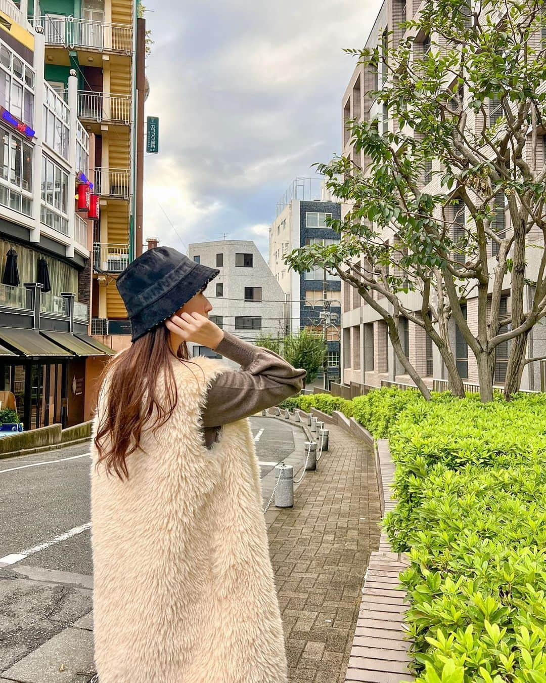 高沢奈苗のインスタグラム：「.  秋コーデ🍂🧡🖤🧡  今年はファーベストが流行りだね☺︎  ニットワンピとファーベスト共に @titeinthestore_official 🤎  バケハは @minuere_golf 💜 ゴルフブランドだけど私服合わせも🙆‍♀️✨  プライベートでも大活躍🫶💕  .  .  #titeinthestore #ティテインザストア #tite_code #minueregolf #ミヌエールゴルフ #バケハ #ファーベスト #ニットワンピ #秋コーデ #PR」