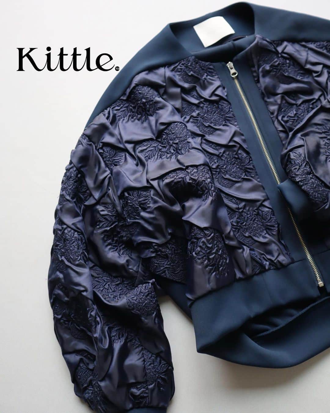 kittleのインスタグラム：「Kittle.original ⁡ おすすめのブルゾン。 残りわずかとなりました。Kittle.originalの生地を 使用しております。 Tシャツに羽織っても良し。これから寒くなる時は、ニットや暖かいインナーの上に羽織っても良し。 とても軽いし、風通しもしづらいです。 ⁡ ⁡ 【LINE友達追加でオンラインストア限定のお得なクーポンもらえます】 https://lin.ee/Cc44uMv ⁡ #kittle #kittleto ⁡ 【𝗈𝗇𝗅𝗂𝗇𝖾 𝗌𝗍𝗈𝗋𝖾】 𝗁𝗍𝗍𝗉𝗌://𝗄𝗂𝗍𝗍𝗅𝖾𝗍𝗈.𝖼𝗈𝗆 𝖭𝖾𝗐 𝖺𝗋𝗋𝗂𝗏𝖺𝗅𝗌 →𝖤𝗏𝖾𝗋𝗒 𝖥𝗋𝗂𝖽𝖺𝗒 𝖯𝖬𝟩」