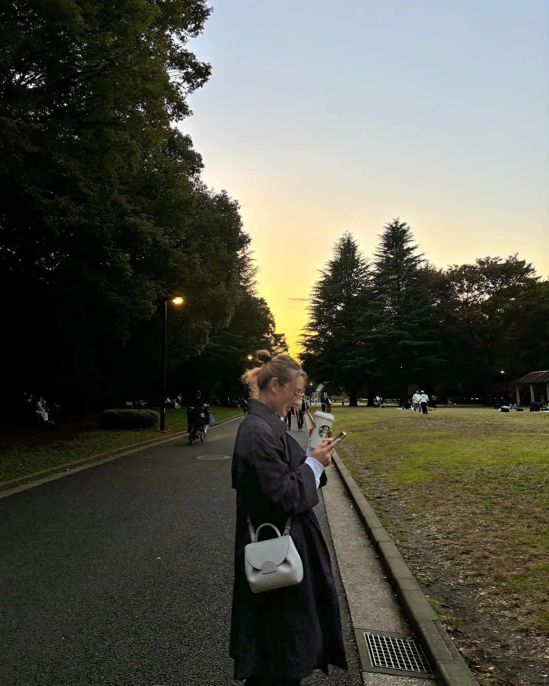 伊藤ふたばのインスタグラム：「お気に入りのバックを持って、お散歩がしたくなる季節だね🍂🍁    Thank you @polene_paris ❤️ #sponsored #ambassador」