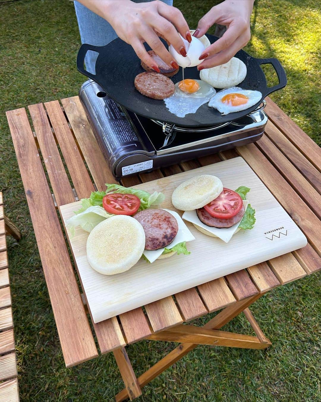 木下桜のインスタグラム：「. おNewまな板 と  今回のキャンプ飯🏕️  気になってた @wonderwood3939 のまな板をお迎えして キャンプで初おろし、、🌳♡  国産イチョウの木で作られてて、音が本当にいいのよ、、😮‍💨🤚🏼🤍 お気に入りのまな板だと、料理も楽しい👩🏻‍🍳  贈り物にもいいよね、、🎁 我が家は Mサイズです👆🏼  #wonderwood  #MANAITA #贈るまな板 #キャンプ飯 #キャンプ料理」