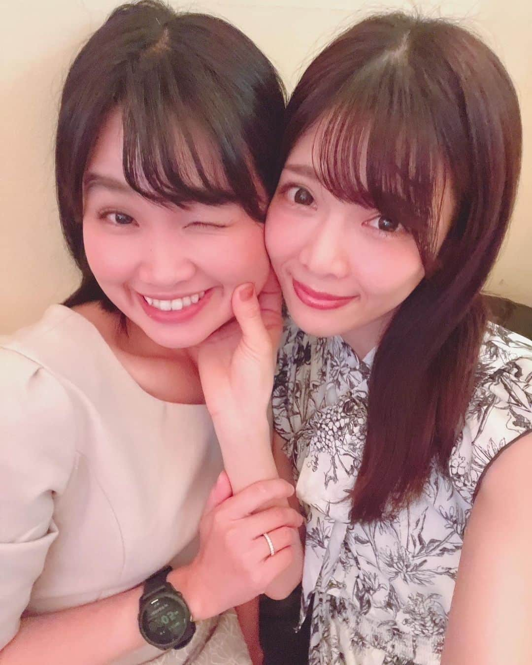 真麻さんのインスタグラム写真 - (真麻Instagram)「ラブな親友との写真🤳記録しとこ❤️急遽会えた日✨ ✩*。 友達とはほとんど会ってない💦保育園週3日、シッターさん1日、平日は1日しか娘との時間ないし、土日は働いてるかワンオペか…家族の時間も最近あまりない😭会うとして急遽夜にタイミングが会う子くらいで🥺でもコロナがあったから友達との付き合い方も変わったし、寂しいとか辛いとかはない(笑)どちらかと言えば遊んでる場合ではないから、息子大学卒業までは変わらないスタイルかなぁ…とはいえ息抜きしないとメンタル終わるから睡眠削って遊んだり💦翌日後悔している🤣 ✩*。 ✩*。 ✩*。 #大学生の母 #シングルマザーの家計簿 #既婚なのに #笑笑 #アラフォー女子 #人生山あり谷あり #波乱万丈人生 #10代で母になったんですもの #色々あったけど #人生楽しく自分らしく #親友とデート」10月17日 20時26分 - masaaoyama3