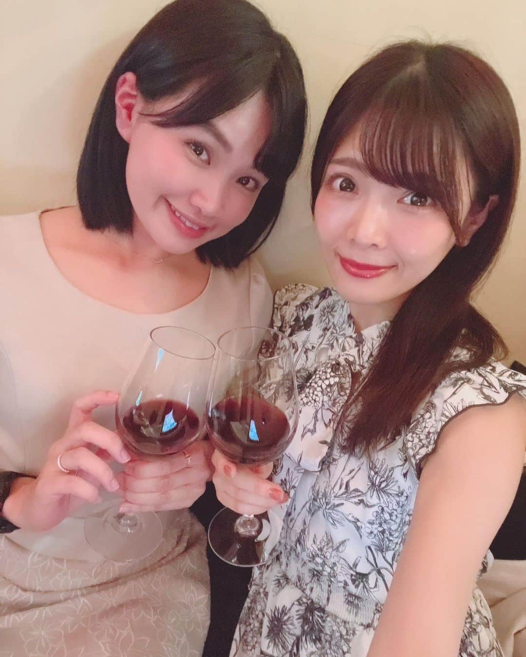 真麻のインスタグラム：「ラブな親友との写真🤳記録しとこ❤️急遽会えた日✨ ✩*。 友達とはほとんど会ってない💦保育園週3日、シッターさん1日、平日は1日しか娘との時間ないし、土日は働いてるかワンオペか…家族の時間も最近あまりない😭会うとして急遽夜にタイミングが会う子くらいで🥺でもコロナがあったから友達との付き合い方も変わったし、寂しいとか辛いとかはない(笑)どちらかと言えば遊んでる場合ではないから、息子大学卒業までは変わらないスタイルかなぁ…とはいえ息抜きしないとメンタル終わるから睡眠削って遊んだり💦翌日後悔している🤣 ✩*。 ✩*。 ✩*。 #大学生の母 #シングルマザーの家計簿 #既婚なのに #笑笑 #アラフォー女子 #人生山あり谷あり #波乱万丈人生 #10代で母になったんですもの #色々あったけど #人生楽しく自分らしく #親友とデート」