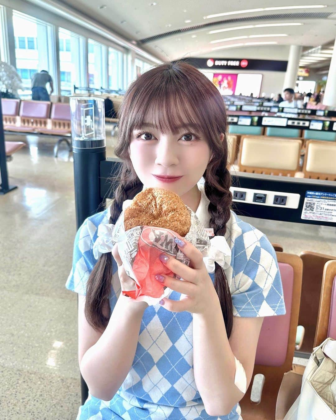 廣川奈々聖のインスタグラム：「だいすきなA&W 🍔💭🩵 ⁡ ⁡ 時間なくて食べれないかと思ったから食べれて嬉しかった〜‪‬(ᐢ ̥_ ̫ _ ̥ᐢ)♡ ⁡ ⁡ 腕の湿布はワンマンの筋肉痛なだけだから 気にしないでね🦭🪄笑 ⁡ ⁡ ⁡ ⁡  #aandw #那覇空港グルメ #ハンバーガー #沖縄グルメ #三つ編みアレンジ #okinawa🌺」