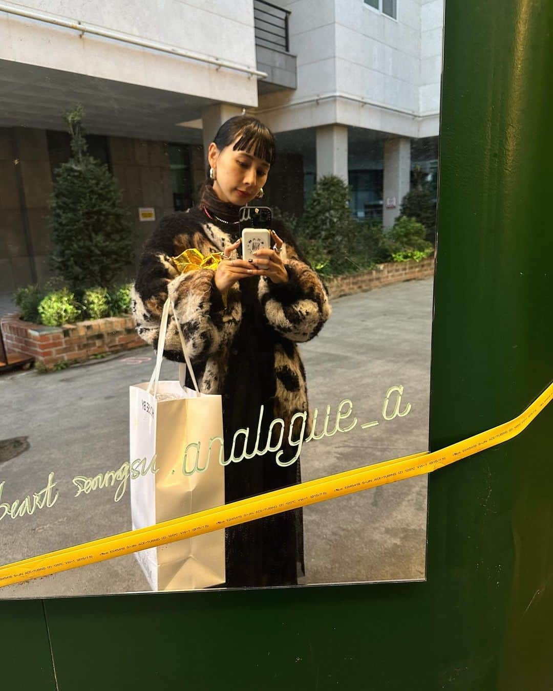 黒石奈央子のインスタグラム：「韓国コーデ。  お花柄ジャガードのカーディガン持ってきた✌️  軽くあったかく可愛く最高。 ふわふわ感もたまらんのだ。  cardigan 10/20  @amerivintage  #ameri#amerivintage #韓国コーデ」