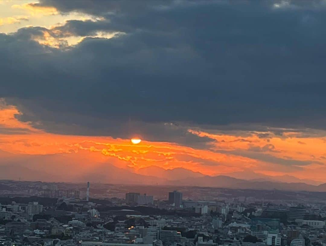 辛島美登里さんのインスタグラム写真 - (辛島美登里Instagram)「今日のキャロットスタジオからの夕景です。ラジオ生放送中振り向いては撮ってました😅 #夕景 #eveningview」10月17日 20時27分 - midorikarashima