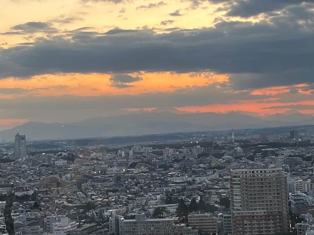 辛島美登里さんのインスタグラム写真 - (辛島美登里Instagram)「今日のキャロットスタジオからの夕景です。ラジオ生放送中振り向いては撮ってました😅 #夕景 #eveningview」10月17日 20時27分 - midorikarashima