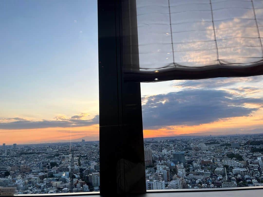 辛島美登里さんのインスタグラム写真 - (辛島美登里Instagram)「今日のキャロットスタジオからの夕景です。ラジオ生放送中振り向いては撮ってました😅 #夕景 #eveningview」10月17日 20時27分 - midorikarashima