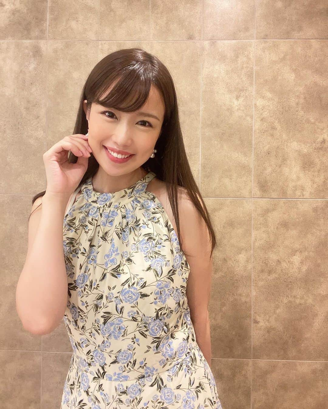 道岡桃子のインスタグラム：「私は、  まだまだ夏服を着たい！  （たくさん買ってしまったので）  #体温高い  #今日の服  #アナウンサー  #アナウンサー衣装  #ワンピースコーデ  #ワンピース  #ootdfashion  #ootd」