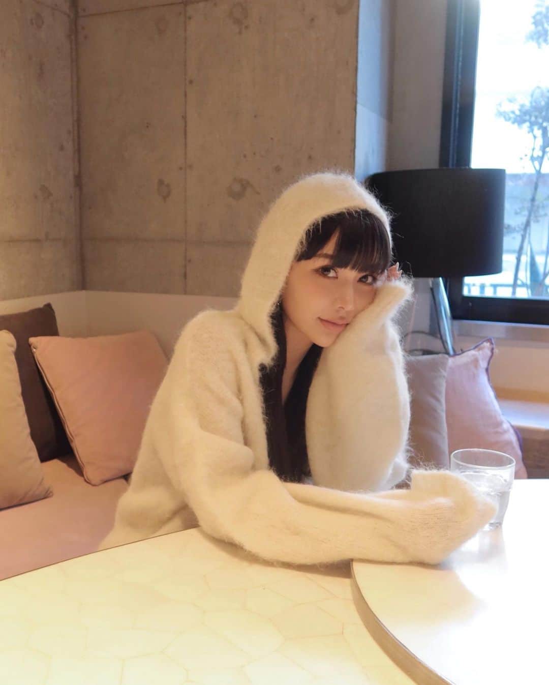 梯真奈美のインスタグラム：「昨日はすごーく早起きだったから 早朝から開いてるカフェでモーニング☕️  オフィスの近くにこんな素敵なカフェがあったなんて‥♡ 嬉しい発見！  ひんやり肌寒い空気とほかほか日差しが心地良い 一日のスタートでした🌼 ふわっと軽いアルパカフーディが丁度良かった🦙  #JOSEMOON」