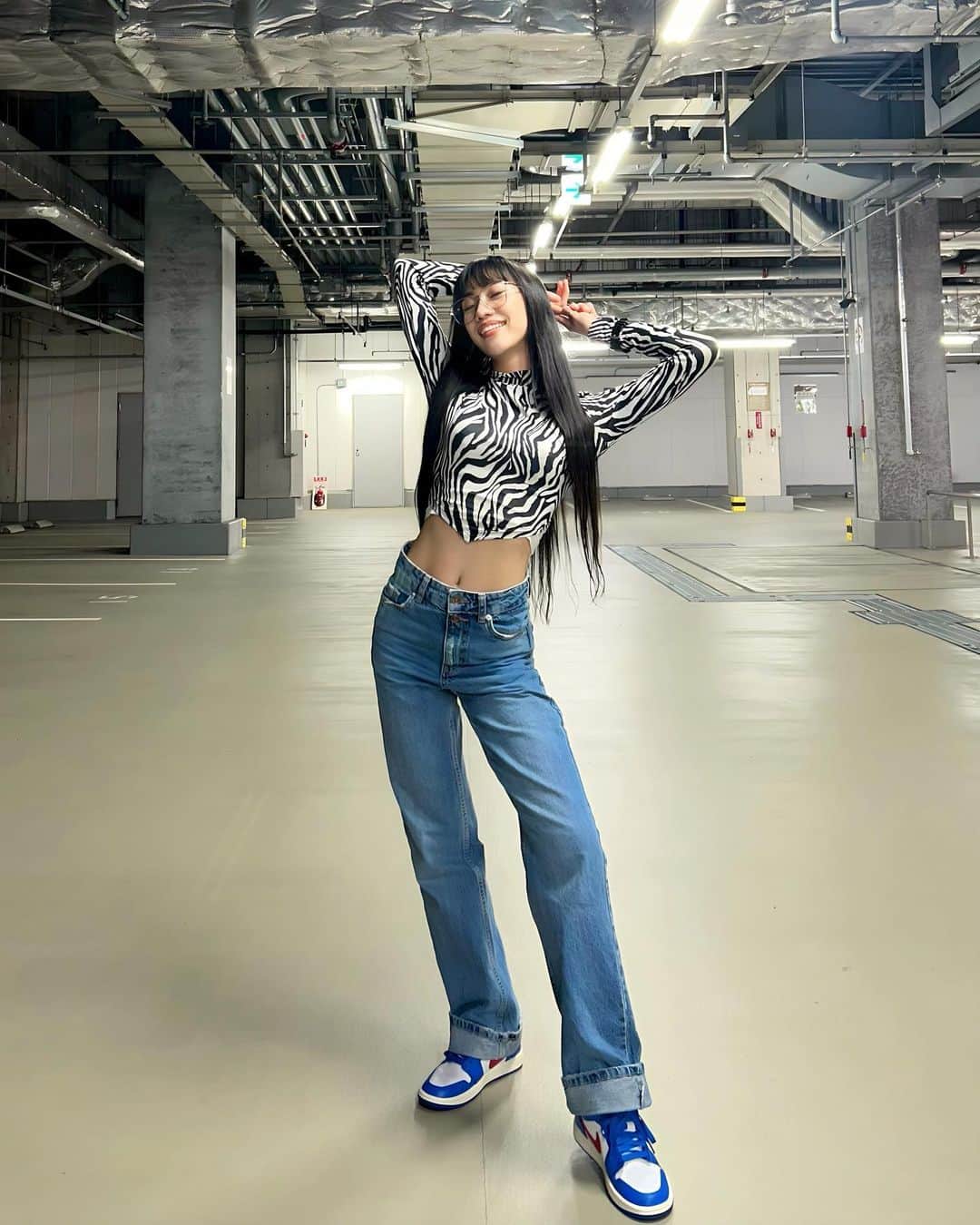 MIYURIさんのインスタグラム写真 - (MIYURIInstagram)「こんばんは🌙💭 すっかり秋になって長袖じゃないとお外出れなくなってきたね🍂  それでもまだまだお腹は出していきます🫣笑 ・ ・ ・ 先週の三連休からお仕事もプライベートも充実した日々が続いていて、今週は少しゆっくり出来そうなので！ ゆったりまったり過ごすよっ🫧  そして紅葉をそろそろ見に行きたいので、よかったらみんなのおすすめスポットをコメントで教えてほしいなあ☺️💭 お待ちしてますっ🍁💭 ・ ・ ・ #cyberjapan #サイバージャパン #cjd_miyuri」10月17日 20時37分 - cjd_miyuri