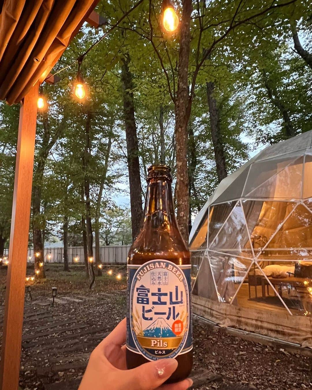 西村まどかのインスタグラム：「最近、瓶ビール好き〜〜〜  ご当地ビールに、地酒に、 呑兵衛の旅行は忙しい。  ちなみにこのあとの熱燗は、 山梨にきてたので、 #七賢 の純米酒を燗酒にしたよ🍶 美味しすぎた(１個前投稿に載せたやつ)  その土地で飲むことに意味がある！  自分がご機嫌になれることが、 なるべく多いほうが多分しあわせ🫰  #富士山ビール #クラフトビール  #日本酒唎酒師 #お酒好き  #おじ化が止まらない 😮‍💨」