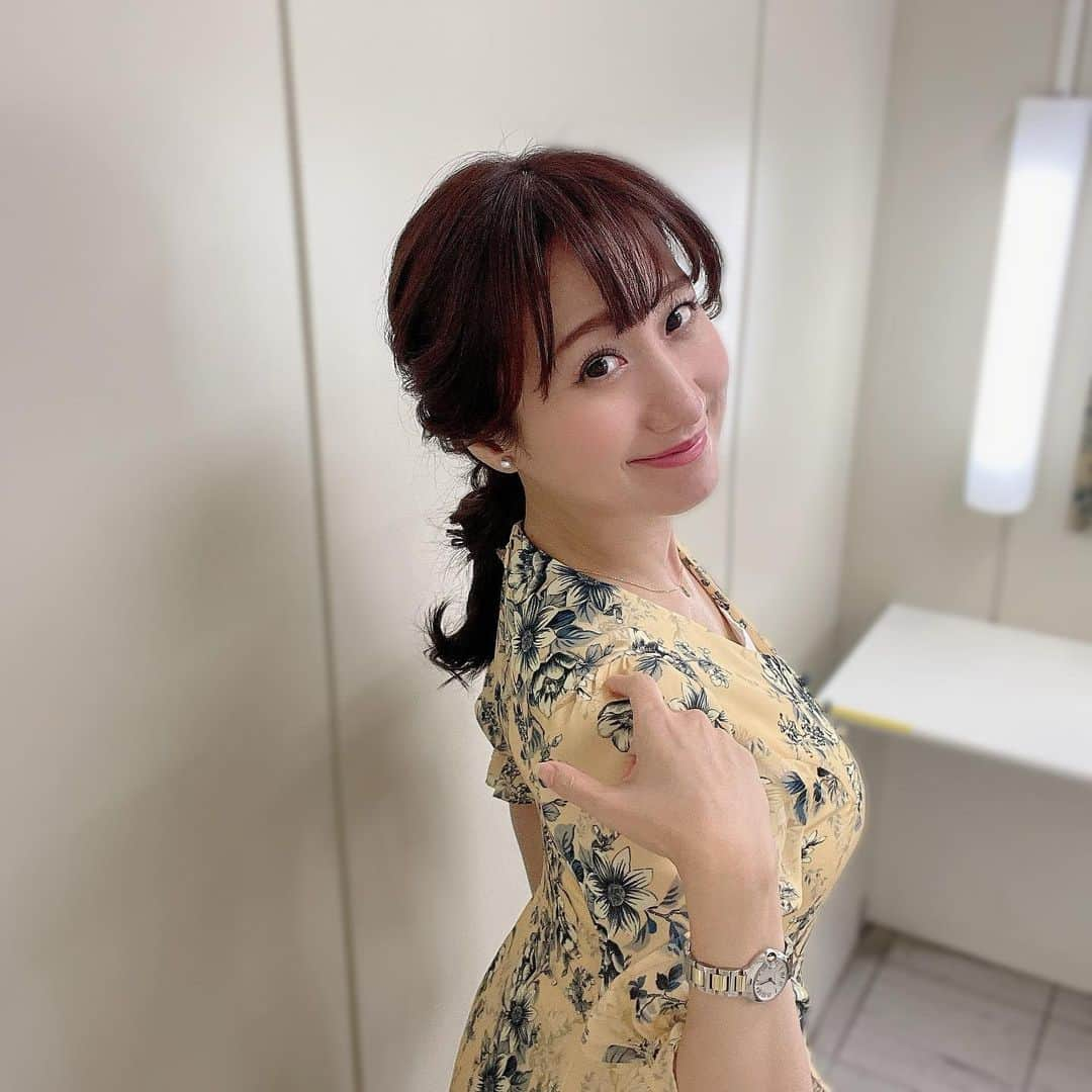 吉井明子のインスタグラム：「ラジオ3日間♪ありがとうございました☺️  明日は関東でちょっと雲多いですが、全国的に秋晴れ☀️きっと、あとから「あの日の天気がずっと続けばよかったのに…」と思い出すような、気持ちの良い日になりそう。  写真は先日の4Kのときの黄色花柄ワンピース✨ 「金木犀の妖精だよー🧝‍♀️」って友達の前に登場したら 「いや、和がらし？おでんの美味しい季節だね☺️あとブルーチーズ模様？」って言われた！組み合わせ！！笑  #気象予報士 #気象キャスター #weatherforecaster #기상캐스터　#氣象主播 #bs4k #週刊4Kふるさとだより #nらじ #マイあさ #smile #微笑 #미소　#senyum #मुस्कान」