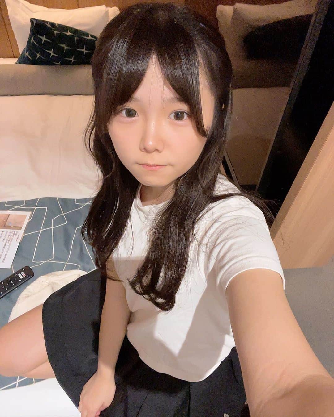 鈴もものインスタグラム：「前髪分けてるの好き？」