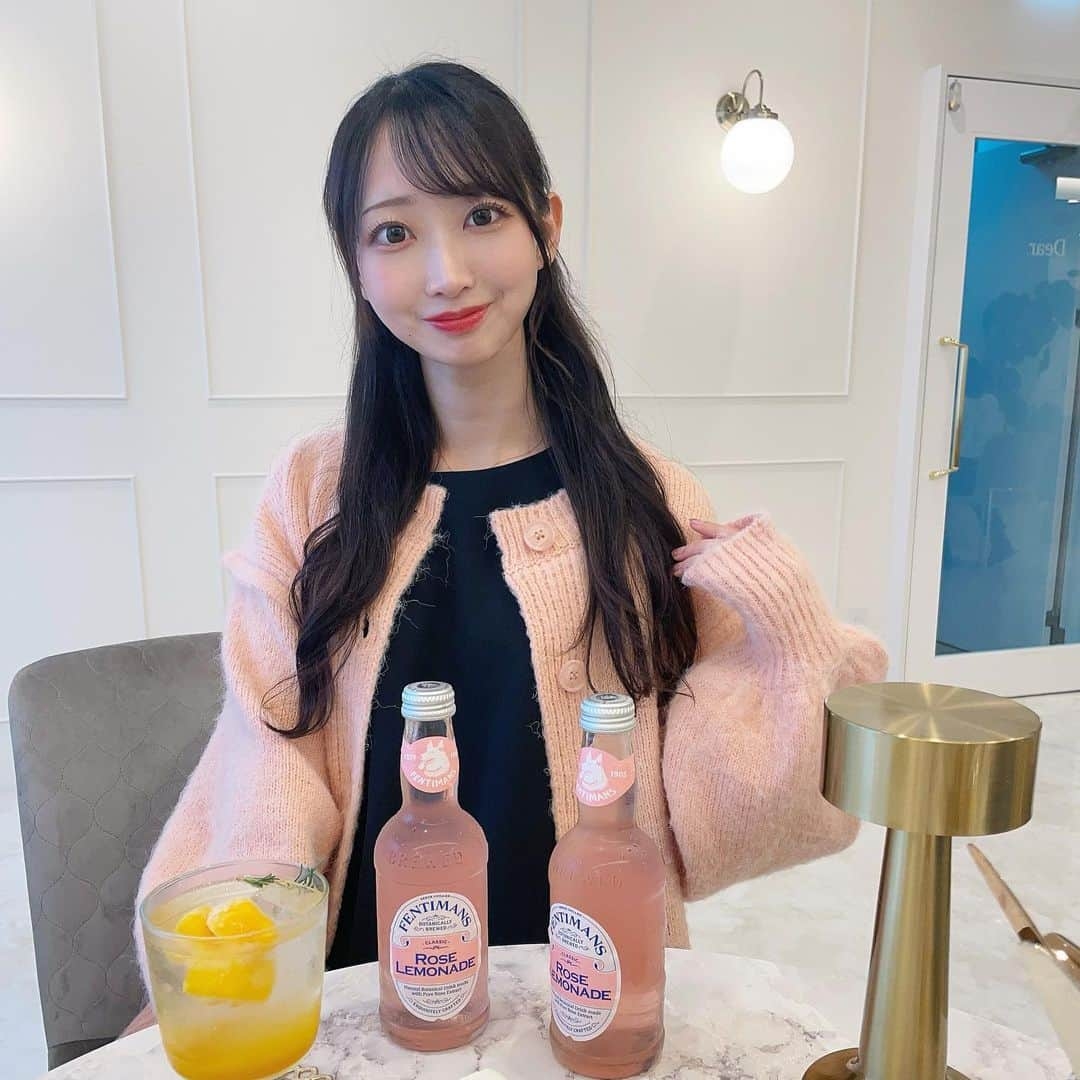 KANAKAのインスタグラム：「堀江に新しくできたカフェ🍹  カーディガン着れる季節なって嬉しい🩷  @louere.official   オーバーサイズで丈感が可愛い！ 短パンにブーツが合う🙆‍♀️  肌触りもふわふわでお気に入り🤩  #louere #ルエレ #junoah #junoahコーデ #ジュノア #カーディガン #カーディガンコーデ #秋服 #ニット #ニットカーディガン #dear #堀江カフェ #タイアップ」