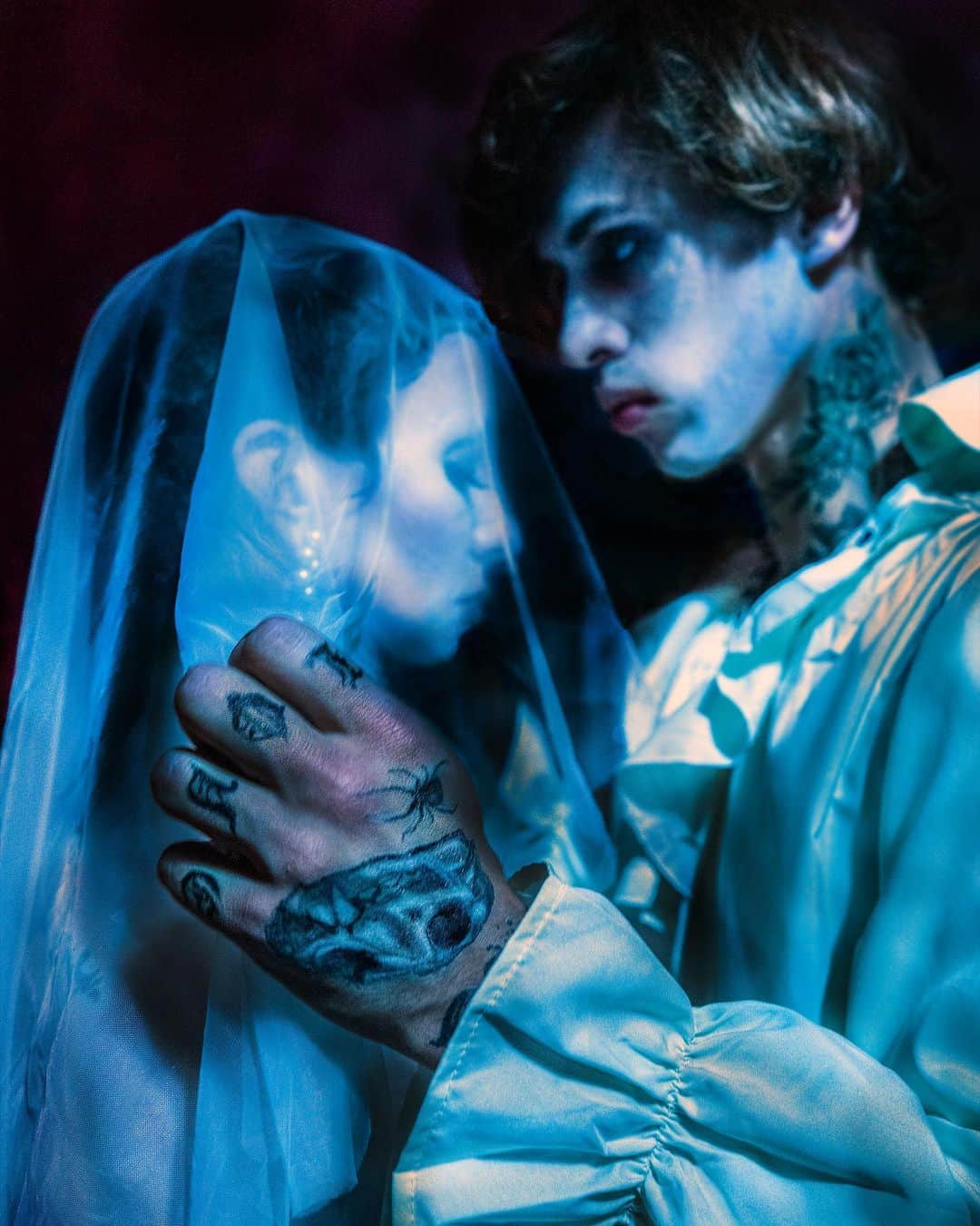 Kerrang!さんのインスタグラム写真 - (Kerrang!Instagram)「To celebrate the release of their new EP Cathexis on Friday, Bambie Thug released an absolutely stunning video for Love Bites – go behind-the-scenes on that shoot right here 😍   📸: @patheticgirl63 @beccageden @shtefutsa 💇‍♀️: @_hairbyjordanleigh_ 💄: @mackerelmonday  👗: @kittycowell」10月17日 20時33分 - kerrangmagazine_