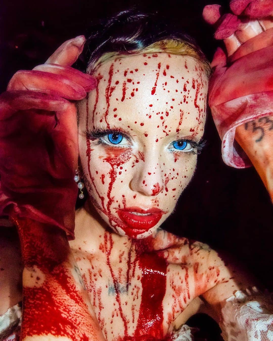 Kerrang!さんのインスタグラム写真 - (Kerrang!Instagram)「To celebrate the release of their new EP Cathexis on Friday, Bambie Thug released an absolutely stunning video for Love Bites – go behind-the-scenes on that shoot right here 😍   📸: @patheticgirl63 @beccageden @shtefutsa 💇‍♀️: @_hairbyjordanleigh_ 💄: @mackerelmonday  👗: @kittycowell」10月17日 20時33分 - kerrangmagazine_