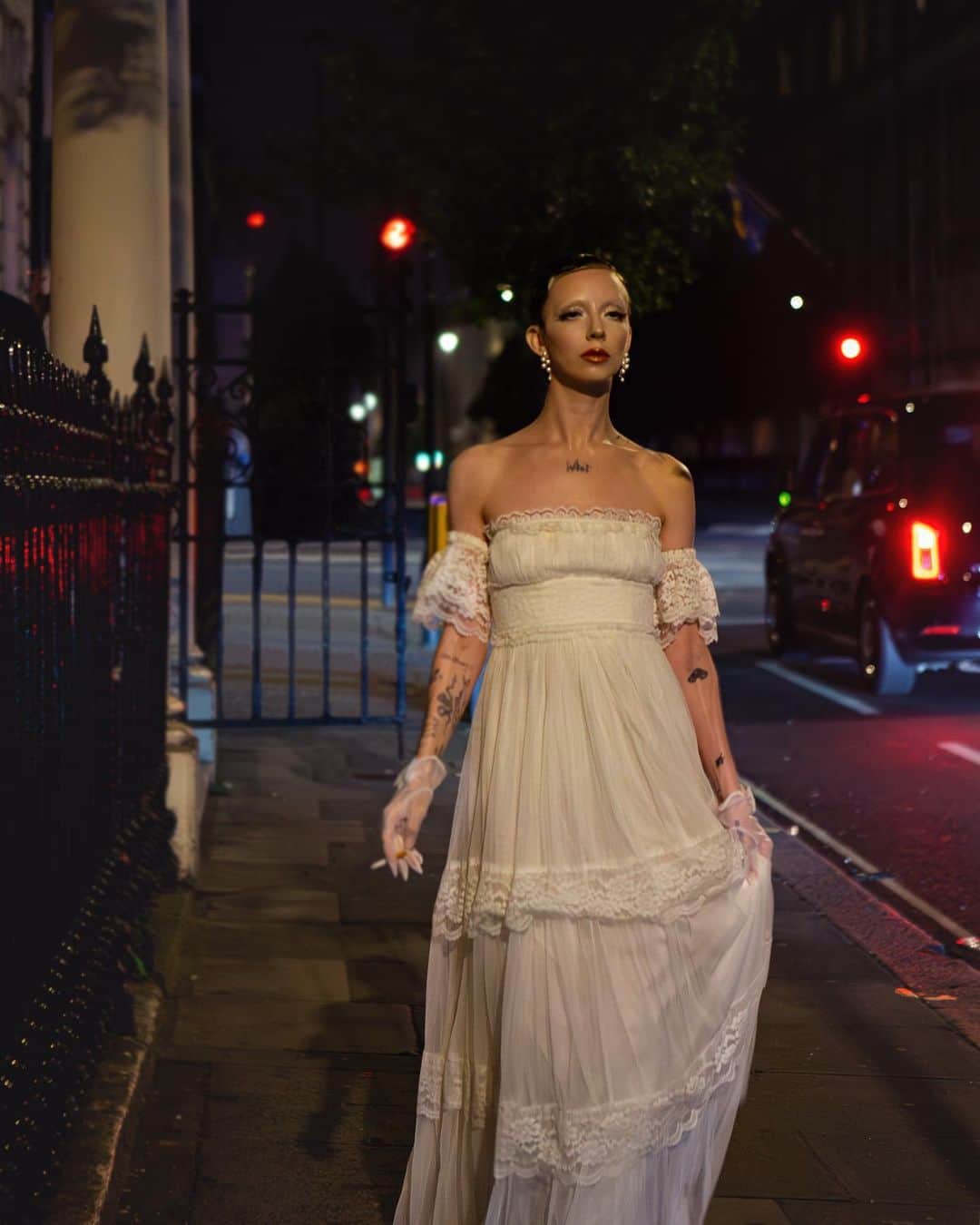 Kerrang!のインスタグラム：「To celebrate the release of their new EP Cathexis on Friday, Bambie Thug released an absolutely stunning video for Love Bites – go behind-the-scenes on that shoot right here 😍   📸: @patheticgirl63 @beccageden @shtefutsa 💇‍♀️: @_hairbyjordanleigh_ 💄: @mackerelmonday  👗: @kittycowell」