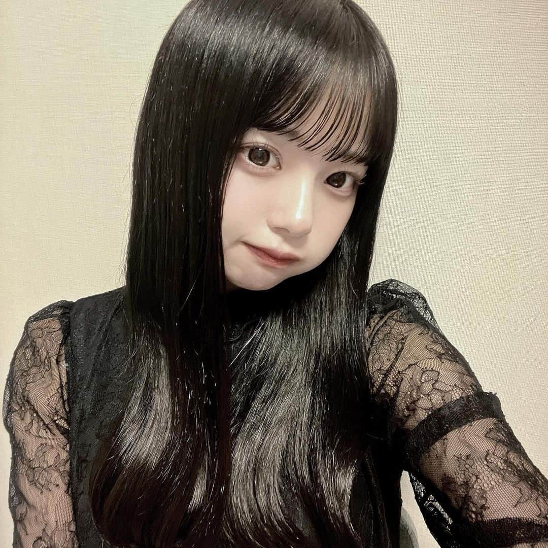 増田彩乃のインスタグラム：「🖤🖤🖤  少し前に撮ったお写真 ✌︎·͜· ♩ 最近は少し肌寒い日もあるので 体調にお気をつけて下さい！💭  そしてそしてのいつも沢山の 幸せを有難うございます⛅️♡」