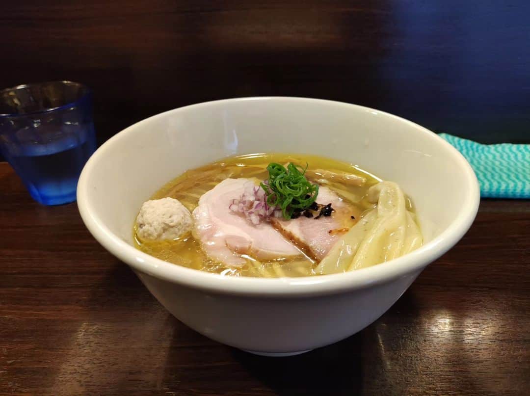 つけMen野郎のインスタグラム：「塩そば 麺屋ルリカケス ちょい酒が残った日曜日はルリカケスの塩そばで癒やされよう。貝出汁も感じられるスープがうまいなぁ。そして身体に沁みるなぁ。うまいなぁ。今度は未食のまぜそばとか限定麺食べよう。」