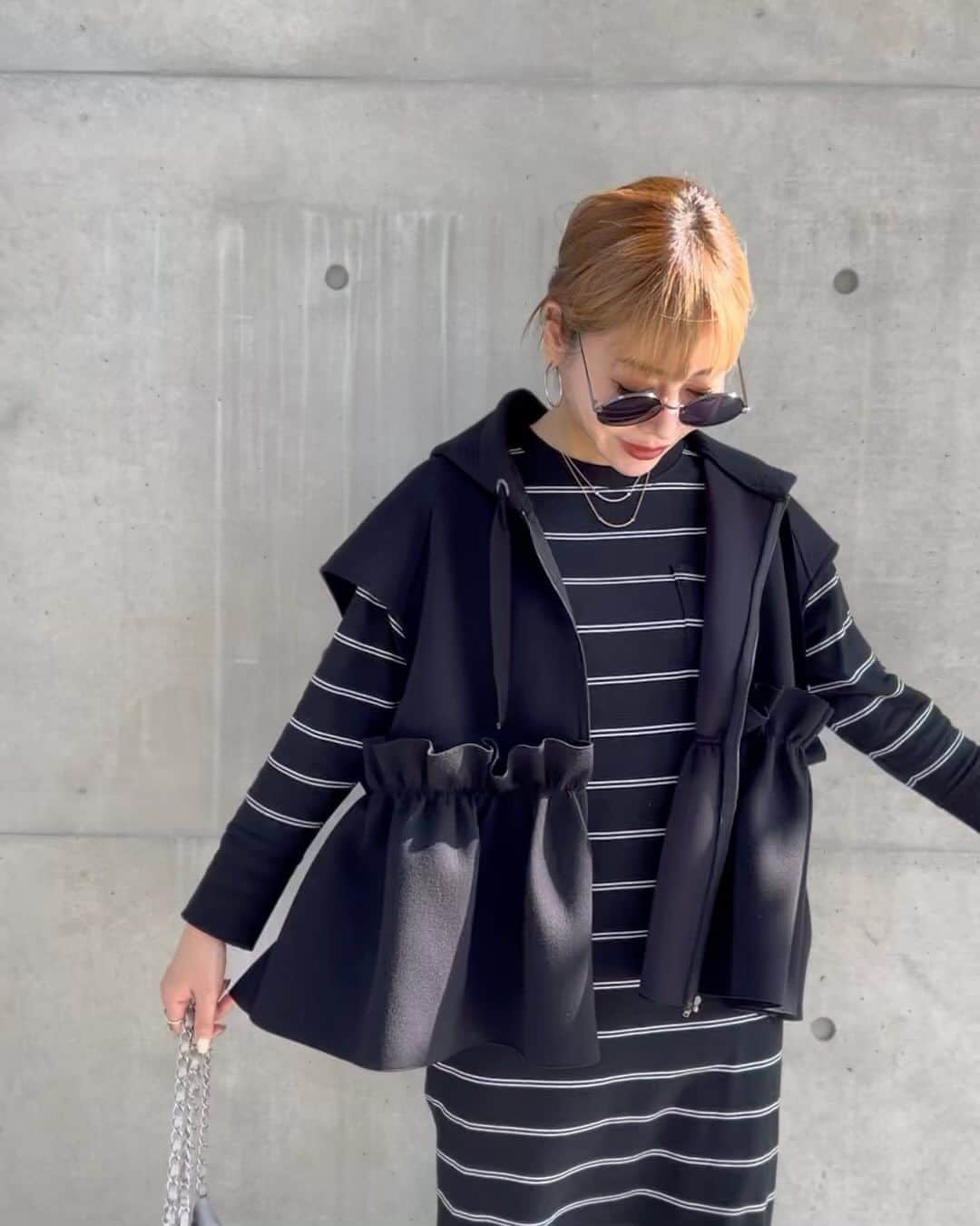 rinのインスタグラム：「⁡ ⁡ ⁡ ⁡ フリルフーディー凄く人気🫶 ⁡ 袖なしの魅力に取り憑かれてる私🪄 ⁡ 袖なしって案外体温調節にも優れてるし、 アウターの邪魔にもならないしで良き👌 ⁡ @baybeeonline_ で明日23:59まで予約中です🫰 ⁡ このコーデがお気に入りすぎて 明日はイロチでしようかしら🥹 ⁡ ⁡ ⁡ ⁡ ⁡ ⁡ ⁡ ⁡ ⁡ ⁡ ⁡ #fashion#ootd#outfit#coordinate#baybeeonline#glowplus#chanel#40代コーデ#40代ファッション#レイヤードコーデ#コーデ#シャネル##コーディネート」