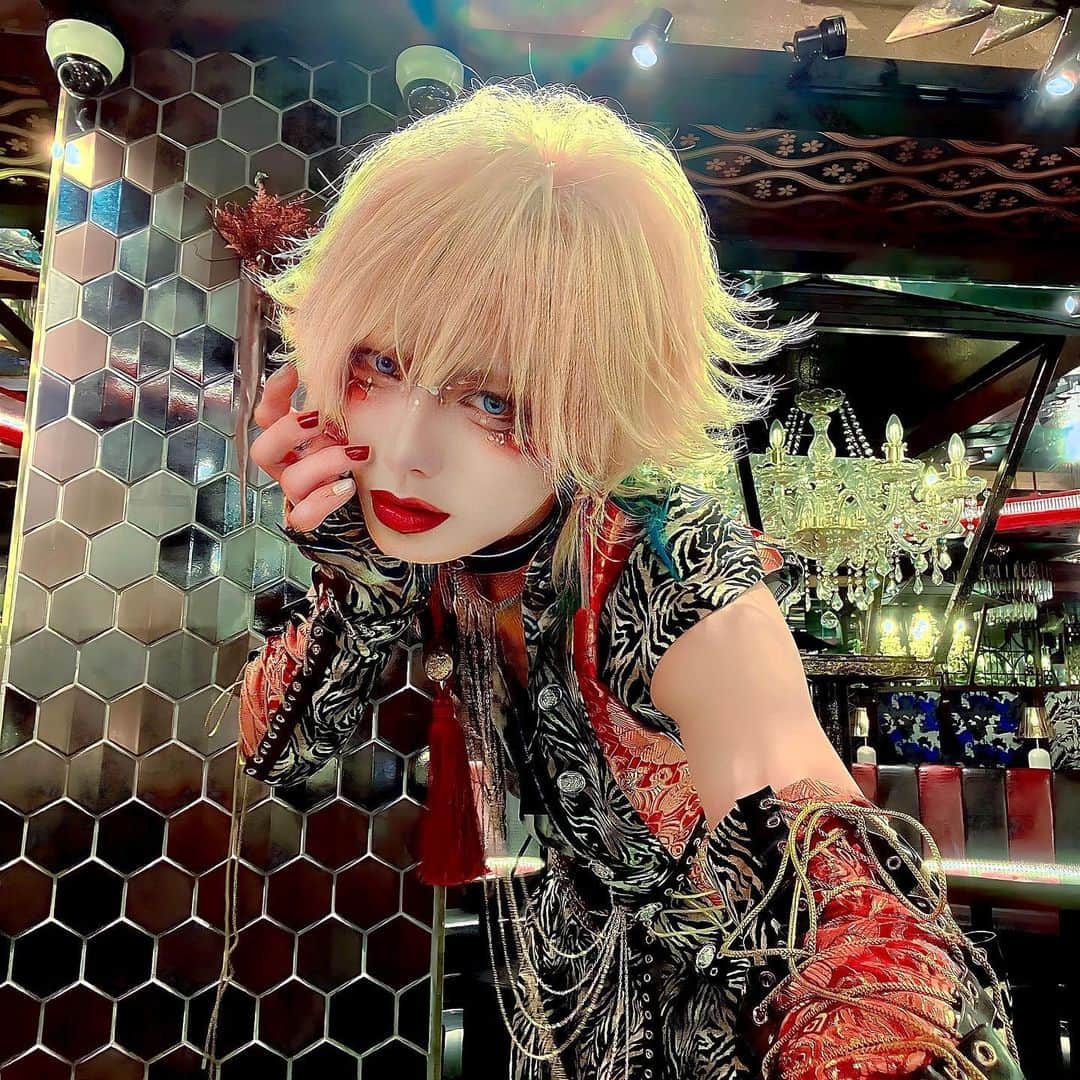 のインスタグラム：「I'm going to sing abroad again next year. Please look forward to it. In what country are you waiting for me?  映えスポットがたくさんあったので、ここから鬼投稿あります👹  今回の衣装も気に入ってる、派手派手イケイケな衣装がダウトの真骨頂でもあるよな、脳内関西人やで。  次はどんな衣装にしようかな。  #ダウト #ビジュアル系 #ヴィジュアル系 #音楽 #ポートレート #メイク #和メイク #メイクアップ #ヘアアレンジ #一眼レフ #japan #visual #visualkei #kimono #love #コスプレ  #instagood #fashion #happy #followme #follow #art #music #haircolor #makeup #photography #メイク男子  #和服  #集合写真  #派手和服」