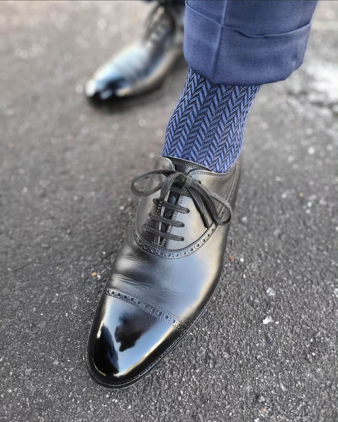 サンクリスピンのインスタグラム：「We knew our Model 171 black cap-toe oxford was a beautiful shoe when it left the hands of our craftsmen, but who knew it could improve in the hands of @yushoe1106!⁣ Thank you for taking such good care of our artisan shoes.   #shoes #handmadeshoes #madetoorder #mtoshoes #bespokeshoes #handwelted #shoeporn #madebyhand #shoestagram #agentlemanschoice #onlyforgentlemen」