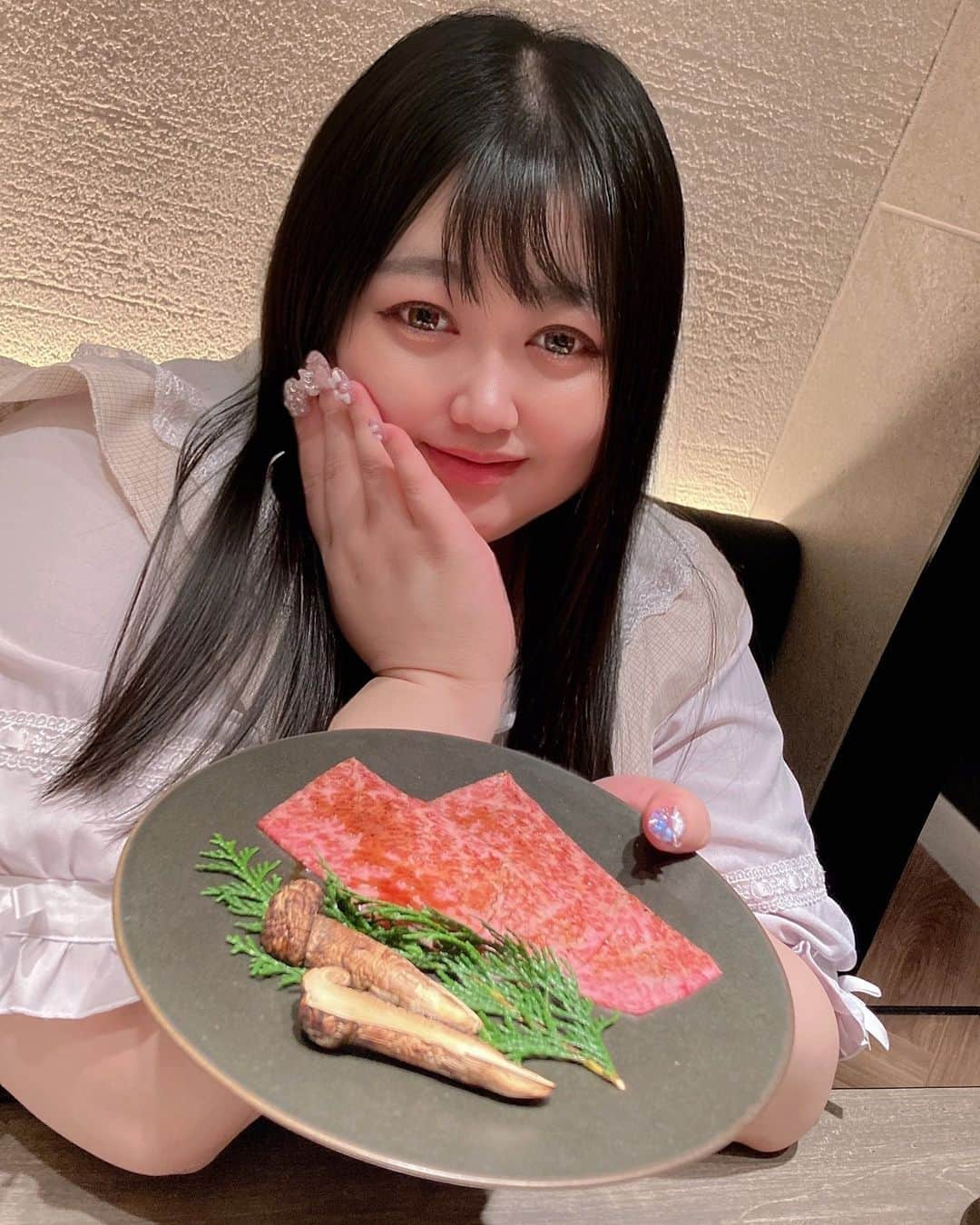 えみっくすのインスタグラム：「だいすきなだいすきなうしごろに「季節の匠コース」食べに行ったよჱ̒⸝⸝•̀֊•́⸝⸝)‪♡匠コースは季節によって内容が変わるけど、11月までは秋の味覚が楽しめるの‼️松茸やトリュフや鮭やいくらなど、秋の高級食材たっぷり贅沢に使われてて最高でした(ˊo̴̶̷̤ ̫ o̴̶̷̤ˋ)♡もちろんうしごろだからお肉もとってもおいしくて、この値段でこの肉質でフルアテンドは感動🥹🥹🥹  🍬 .｡ _________________________ ｡. 🍬   　えみっくすおすすめのグルメ情報を ︎︎ 　　　▶️ #えみっくすグルメ ◀️  　　　でまとめています⸜(*⃙⃘'ᵕ'*⃙⃘)⸝⋆*   　気になるお店があればぜひ食べに行って  　ハッシュタグをつけて投稿してね📷✨  🍬 .｡ _________________________ ｡. 🍬  #PR #うしごろ池袋 #うしごろ #池袋焼肉 #池袋グルメ #池袋  #焼肉  #焼肉ディナー  #焼肉グルメ  #焼肉好きな人と繋がりたい  #焼肉好きと繋がりたい  #肉スタグラム  #フォトジェ肉  #肉食女子  #肉食系女子  #焼肉女子  #松茸  #食欲の秋  #ぽっちゃり  #ぽっちゃり女子  #ぽっちゃりさんと繋がりたい  #ぽっちゃり大人女子  #ぽっちゃりモデル  #ぽっちゃり女子と繋がりたい  #プラスサイズ  #plussize  #ミスiD2022  #autumn  #autumn2023」