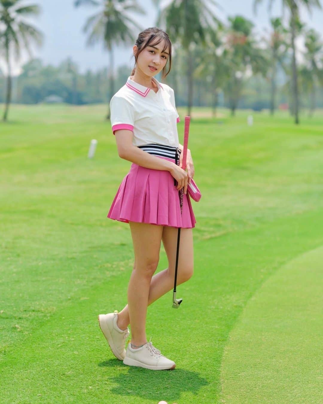 アヤナ・シャハブさんのインスタグラム写真 - (アヤナ・シャハブInstagram)「Pinky pinky 🎀💝  やっぱゴルフ着って可愛い🎀  📸 @dhanihaditya  #golf #golfwear #ゴルフ女子 #ゴルフウェア #golfstagram」10月17日 20時41分 - ayanashahab