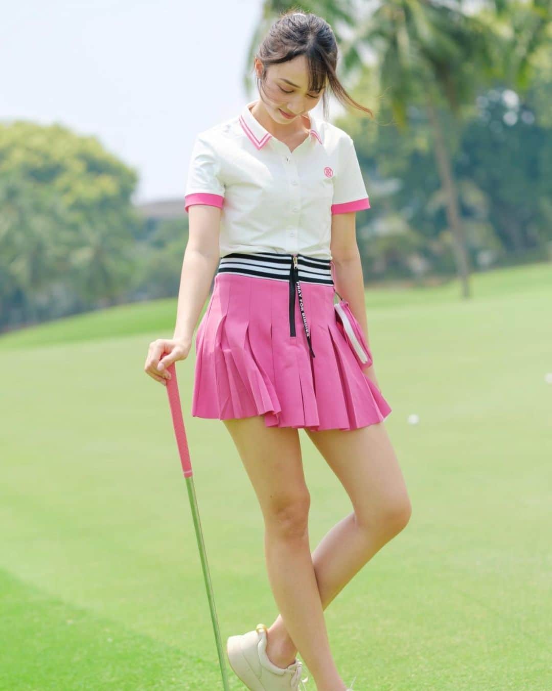 アヤナ・シャハブのインスタグラム：「Pinky pinky 🎀💝  やっぱゴルフ着って可愛い🎀  📸 @dhanihaditya  #golf #golfwear #ゴルフ女子 #ゴルフウェア #golfstagram」
