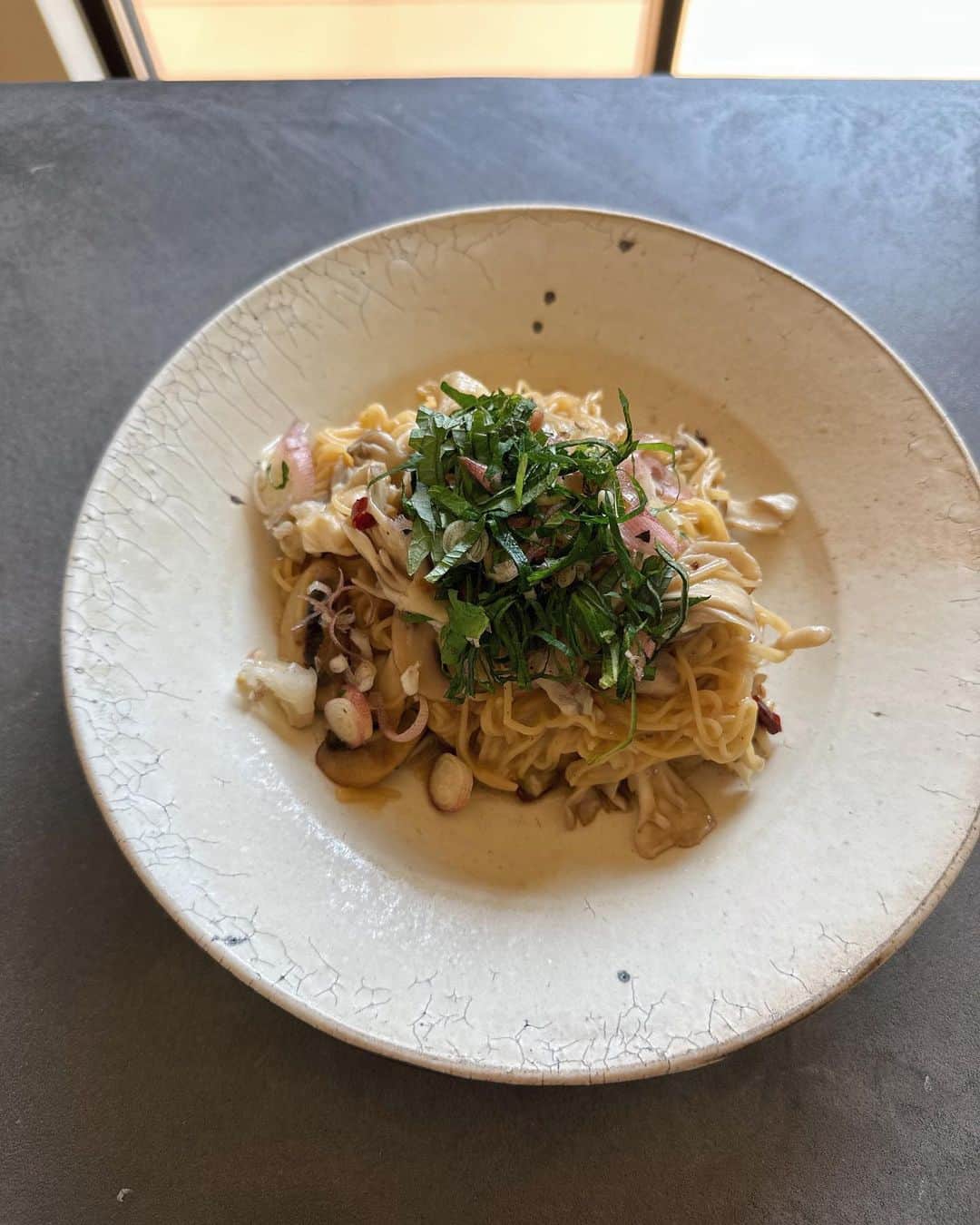 忍舞のインスタグラム：「和風パスタ🍝がたべたくて。  @zenb_japan の細麺で 舞茸、マッシュルーム トッピングに大葉とみょうがの シンプル和風パスタ。  #和風パスタ #グルテンフリーパスタ」