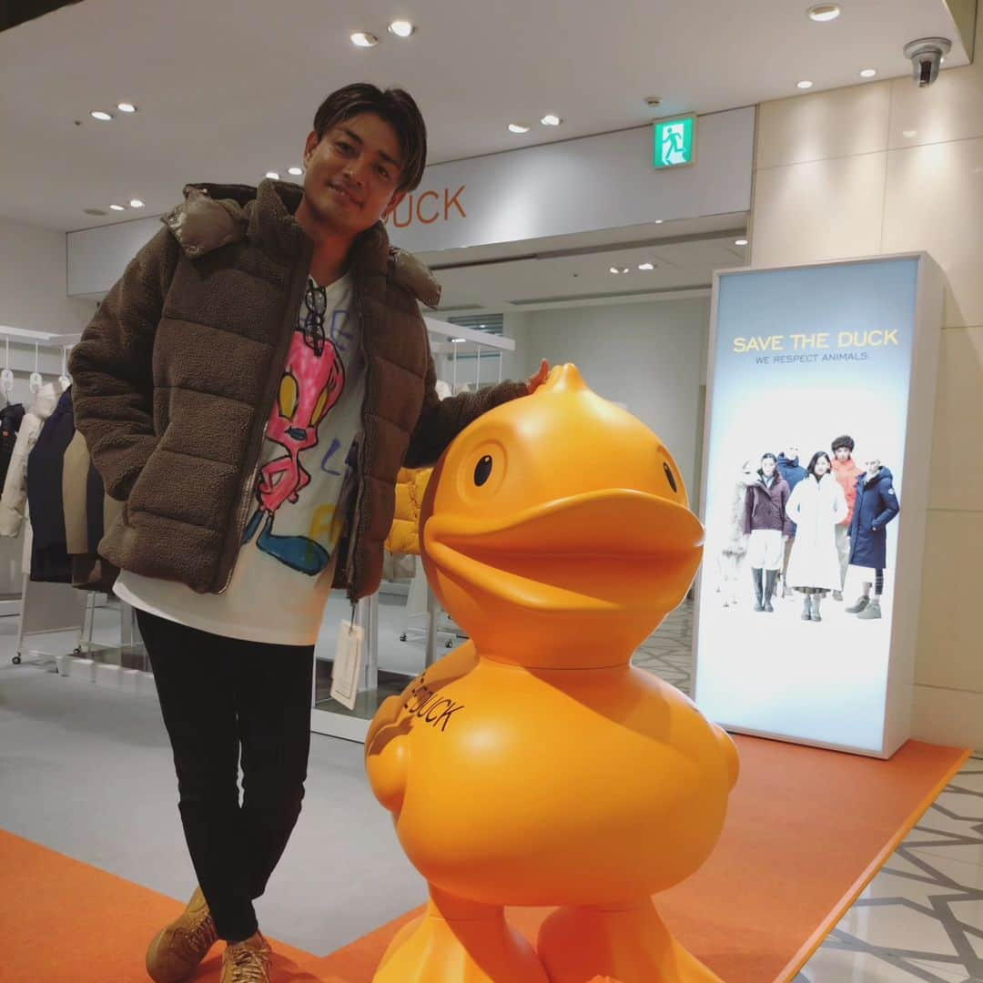 中村昌也のインスタグラム：「東京駅大丸一階にてSAVETHEDUCKのポップアップショップにお邪魔しました✨ 羽毛使わず、ノーアニマル、環境保護を大切にしているアパレルで 服自体も羽毛なしとは思えないくらい暖かく、デザインもオシャレ🥺 リサイクル素材で地球にも優しく、宮古島に住む自分としても、海を綺麗に環境を大切にと通ずる所があるので 購入❕ 東京や大阪、寒い冬に心強い！！ 宮古島では数回着れたら嬉しいw 皆様も是非❗ #savetheduck #宮古島 #沖縄 #宮古島バー #miyakojima #miyakojimabar #バーイズ #イズ #baris #is #newopen #居酒屋 #海 #beach #japan #中村昌也」