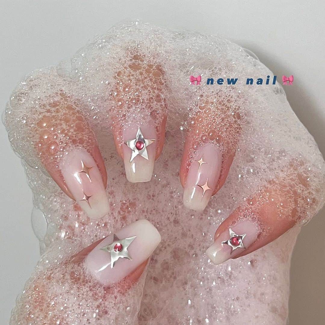 砂糖華のインスタグラム：「self nail 🎀✨ ‪　　　　　‬ 星のネイルしたかったんだ~ 𖤐 ̖́- 可愛くできた( ᵒ̴̶̷̤◦ᵒ̴̶̷̤ )♡ ‪　　　　　‬ ‪　　　　　‬ #ジェルネイルデザイン #韓国ネイル #星ネイル」