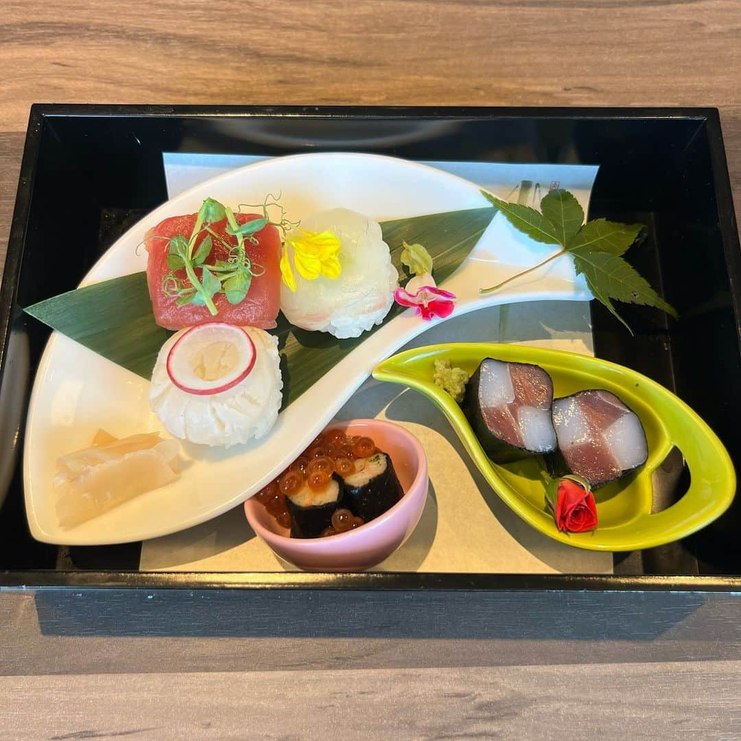 野本愛さんのインスタグラム写真 - (野本愛Instagram)「新宿プリンスホテル @shinjukuprincehotel さんの　25階で 「和風スイーツランチ〜秋日和〜」をいただきました🥰🩷  大好き @shin_kuroobisan さんと😊✨  見た目も美しい美味しい和食を たっぷり食べられて 和スイーツも贅沢だった🥰✨  特に銀杏の形をした芋羊羹がものすごく美味しかったなー🩷🩷  食事もしっかり食べられるから 年齢性別問わず日本の秋の味覚を楽しめます❣️  ドリンクも珍しくて スイートポテトアイスティーが スイートポテトの味がして面白かった😊😊  金木犀が香るブレンド茶も 金木犀の香りが上品で美味しかったー💚💚  【お食事】 出し巻き玉子 / 鰻カステラ / 青菜の浸し 鶏七味焼きレモン添え / カレイつけ焼き チーズ春巻き / 鳥賊五色揚げ  本日のお造り二種（鮪・鳥賊 市松）（蟹磯部巻きイクラ掛け） 手毬寿司三貫（鮪・白身・ホタテ）  甘酢生姜 / 赤だし  【甘味】 一口抹茶プリン / マスカット大福 芋羊羹 / 胡麻豆腐黒蜜かけ フルーツ羹ほうじ茶ゼリー寄せ モンブラン最中 / 白あんタルト  【ドリンク（2 時間フリーフロー）】 金木犀が香るブレンド茶 緑茶各種 / 紅茶各種 / コーヒー＆ラテ各種  11月30日（木）までの 期間限定で楽しめるよ✨ 1日5組限定の予約制で 1人6000円だよ❣️  電話予約📱03-3205-1124  #新宿プリンスホテル #アフタヌーンティー #和風アフタヌーンティー #ホテルアフタヌーンティー #ホテルアフタヌーンティー巡り #ヌン活 #和スイーツ #和スイーツ部 #秋の味覚 #秋スイーツ #新宿グルメ #shinjyukuprincehotel #shinjyuku #japanesesweets #japanesefood #japaneseafternoontea」10月17日 20時43分 - himemode