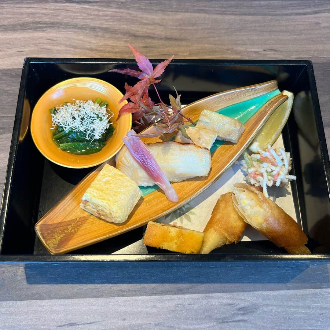 野本愛さんのインスタグラム写真 - (野本愛Instagram)「新宿プリンスホテル @shinjukuprincehotel さんの　25階で 「和風スイーツランチ〜秋日和〜」をいただきました🥰🩷  大好き @shin_kuroobisan さんと😊✨  見た目も美しい美味しい和食を たっぷり食べられて 和スイーツも贅沢だった🥰✨  特に銀杏の形をした芋羊羹がものすごく美味しかったなー🩷🩷  食事もしっかり食べられるから 年齢性別問わず日本の秋の味覚を楽しめます❣️  ドリンクも珍しくて スイートポテトアイスティーが スイートポテトの味がして面白かった😊😊  金木犀が香るブレンド茶も 金木犀の香りが上品で美味しかったー💚💚  【お食事】 出し巻き玉子 / 鰻カステラ / 青菜の浸し 鶏七味焼きレモン添え / カレイつけ焼き チーズ春巻き / 鳥賊五色揚げ  本日のお造り二種（鮪・鳥賊 市松）（蟹磯部巻きイクラ掛け） 手毬寿司三貫（鮪・白身・ホタテ）  甘酢生姜 / 赤だし  【甘味】 一口抹茶プリン / マスカット大福 芋羊羹 / 胡麻豆腐黒蜜かけ フルーツ羹ほうじ茶ゼリー寄せ モンブラン最中 / 白あんタルト  【ドリンク（2 時間フリーフロー）】 金木犀が香るブレンド茶 緑茶各種 / 紅茶各種 / コーヒー＆ラテ各種  11月30日（木）までの 期間限定で楽しめるよ✨ 1日5組限定の予約制で 1人6000円だよ❣️  電話予約📱03-3205-1124  #新宿プリンスホテル #アフタヌーンティー #和風アフタヌーンティー #ホテルアフタヌーンティー #ホテルアフタヌーンティー巡り #ヌン活 #和スイーツ #和スイーツ部 #秋の味覚 #秋スイーツ #新宿グルメ #shinjyukuprincehotel #shinjyuku #japanesesweets #japanesefood #japaneseafternoontea」10月17日 20時43分 - himemode