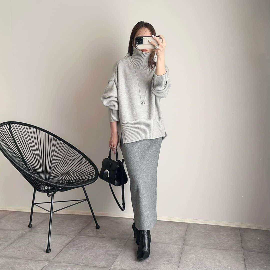 makoさんのインスタグラム写真 - (makoInstagram)「2023.10.17 @_____ma.k.o で他のコーデもチェック♡  着た瞬間、イロチ買いを決心した @opaque.clip のニット🫶🏻🫶🏻🌷  美しいハイネックの立ち上がりに、ゆったりコクーンシルエットサイドスリット入り。  袖や裾の長めのリブもタイプ🥹  もっちり肉厚で、真冬も間違いなく活躍✨✨  knit #opaqueclip#オペークドットクリップ#PR skirt #zara bag #delvaux shoes #hewn accessories #chiekoplus」10月17日 20時44分 - _____ma.k.o
