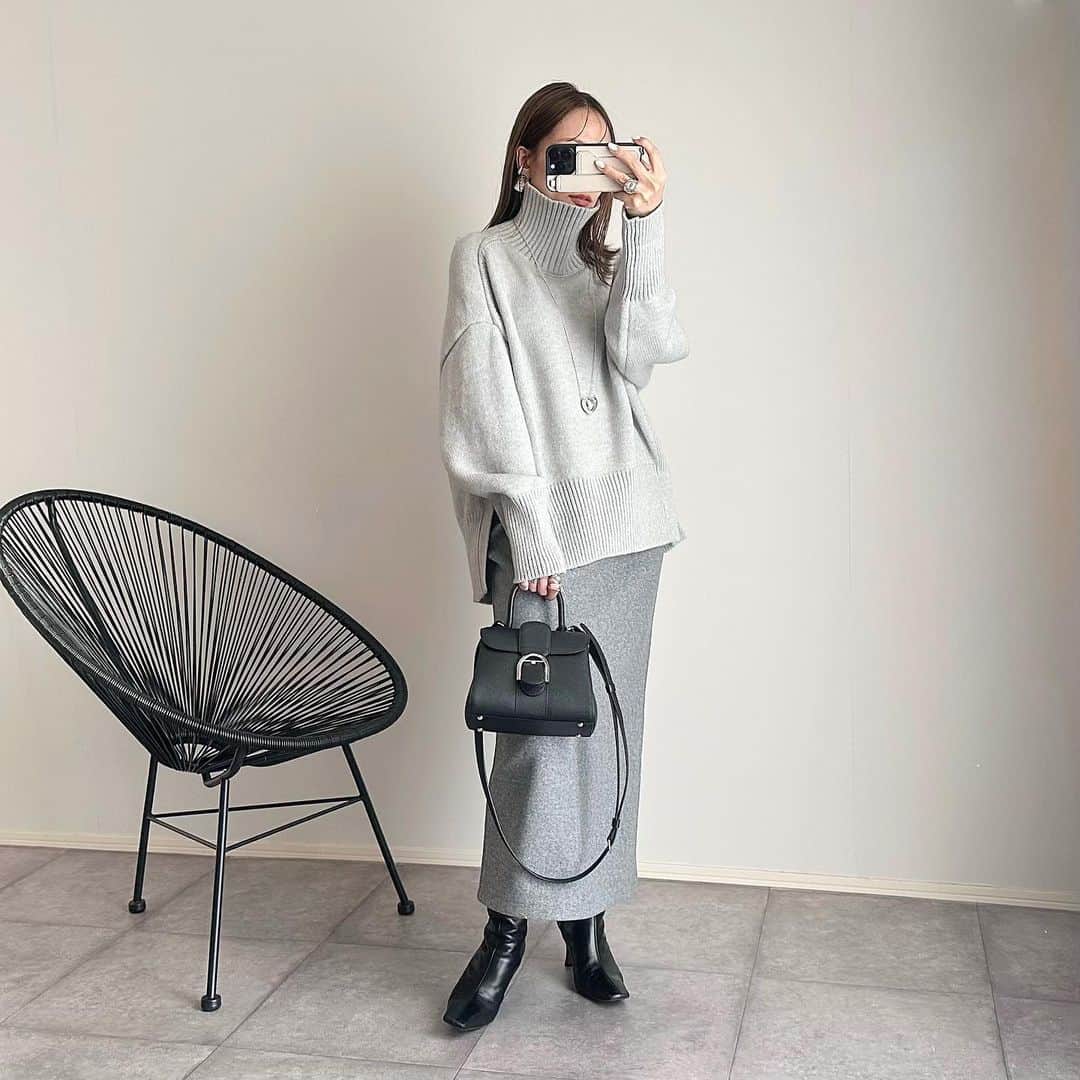 makoさんのインスタグラム写真 - (makoInstagram)「2023.10.17 @_____ma.k.o で他のコーデもチェック♡  着た瞬間、イロチ買いを決心した @opaque.clip のニット🫶🏻🫶🏻🌷  美しいハイネックの立ち上がりに、ゆったりコクーンシルエットサイドスリット入り。  袖や裾の長めのリブもタイプ🥹  もっちり肉厚で、真冬も間違いなく活躍✨✨  knit #opaqueclip#オペークドットクリップ#PR skirt #zara bag #delvaux shoes #hewn accessories #chiekoplus」10月17日 20時44分 - _____ma.k.o