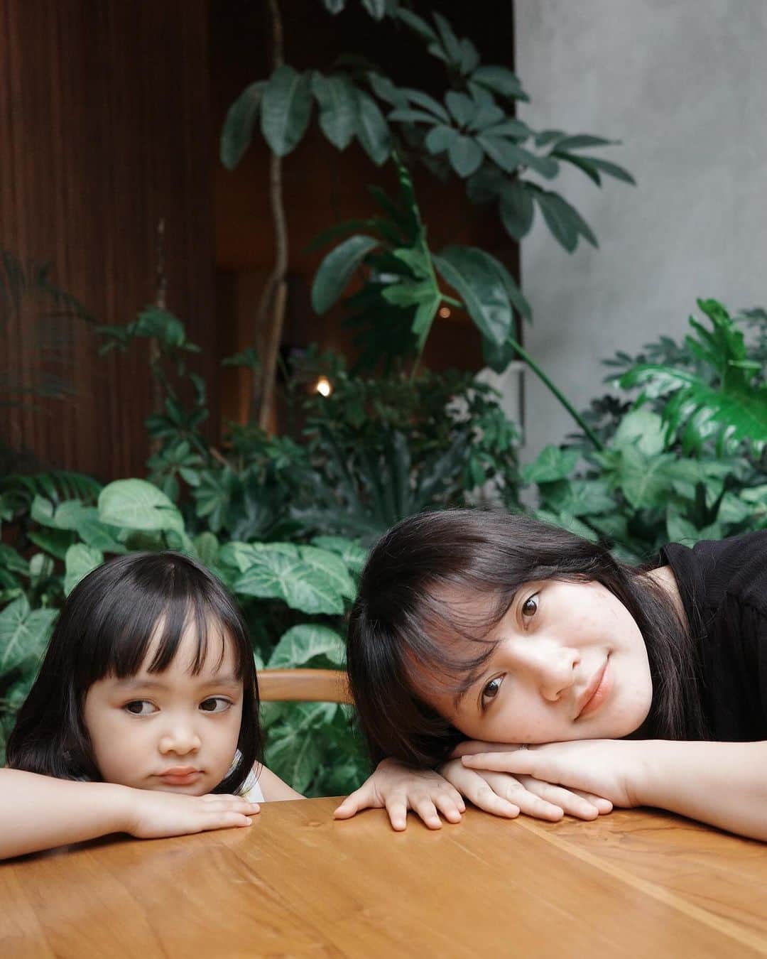 のインスタグラム：「satu minggu tanpa matahari jakarta🤝🏻 panas juga si tapi hahahaha anakku matanya besar sekali🤣」