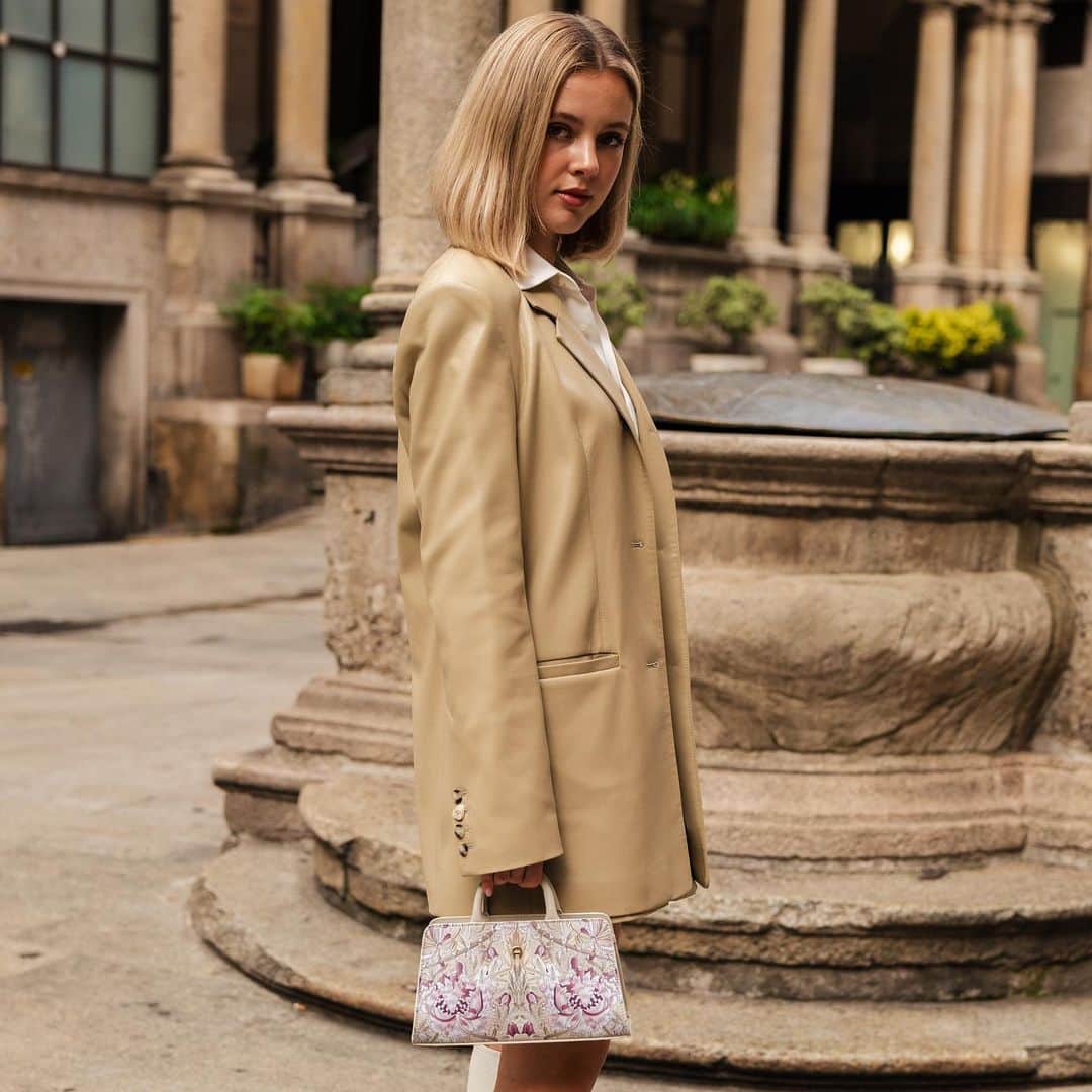 のインスタグラム：「Discover @isabellehartmann’s picks from the Exclusive Runway Edition and get yours in stores and at aignermunich.com now!   #AIGNERSS24 #AIGNER」