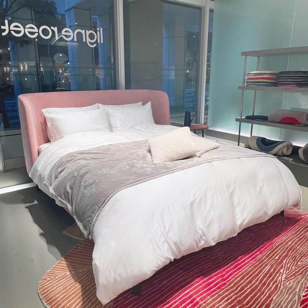 ligne roset shopのインスタグラム：「【ROSETDesdemone】 貝殻の中で眠っているような贅沢な気分を味わえるベッドROSETDesdemoneを東京店にて展示中です。映画を観たり読書をするときもゆったり快適に過ごせます☺️  ROSETDesdemone  HIGH HEADBOARD 張地 : ALCANTARA Y195(Bloom) サイズ :  W1880 * L2370 * H1095(mm)  ご質問はDMまでお気軽にお問合せくださいませ。  #ligneroset #lignerosettokyo #interior #furniture #myligneroset #リーンロゼ #リーンロゼ東京 #インテリア #家具 #リーンロゼのある暮らし  @ligneroset_jp」