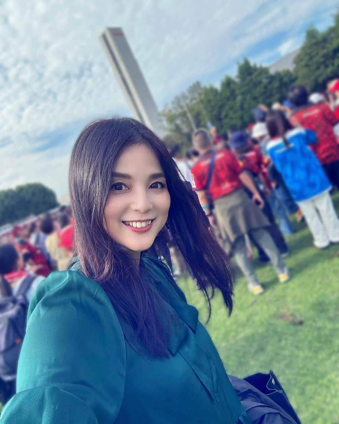 のインスタグラム：「🏉ラグビープレシーズンマッチ🏉 2023年10月14(土） 東芝ブレイブルーパス東京×三重ホンダヒート ご挨拶も兼ねて観戦に行きました😊❣️  プレシーズンマッチは選手との距離も近くて、試合も臨場感に溢れてます☘️  目の前でプレイが見れて、観戦に来た子供達も圧倒されたのではないでしょうか😊  日本代表の選手の皆さんのインタビューや  有料席では試合後グラウンドに入れて 選手の皆さんとお話や一緒に写真も撮る事が出来ます ラグビー🏉ファンの方には見逃せない嬉しい時間ですね☘️☘️  キッチンカーもあり青空の下 美味しく頂きました❣️  11月25日（土）にもまた東芝府中グラウンドにて、プレシーズンマッチが開催されます  親子で観戦おすすめです😊☘️  スポーツの秋です また協会にてひとり親世帯の親子さんや、子供達をご招待致しますね😊  ⁡ ⁡ ⁡ ⁡ ✨笑顔の種まき活動✨ 児童養護施設・支援ホーム・一人親家庭の親子の支援 ⁡ ☘️一般社団法人笑顔プラス子供支援協会☘️ @egao.plus web はプロフィールよりリンク 活動実績 ■浅草はなやしき貸し切り 200名ご招待 ■ラグビー観戦100名ご招待 ■海上保安庁見学会 ■イチゴ狩りご招待 ■親子頭皮マッサージセミナー 施設定期訪問 ⁡ ⁡ #笑顔プラス #笑顔プラス子供支援協会 #子供支援 #ひとり親家庭支援 #笑顔が1番 #😊😊😊 #非営利団体 #遊園地貸切招待 #スポーツ観戦 #ラグビー観戦」