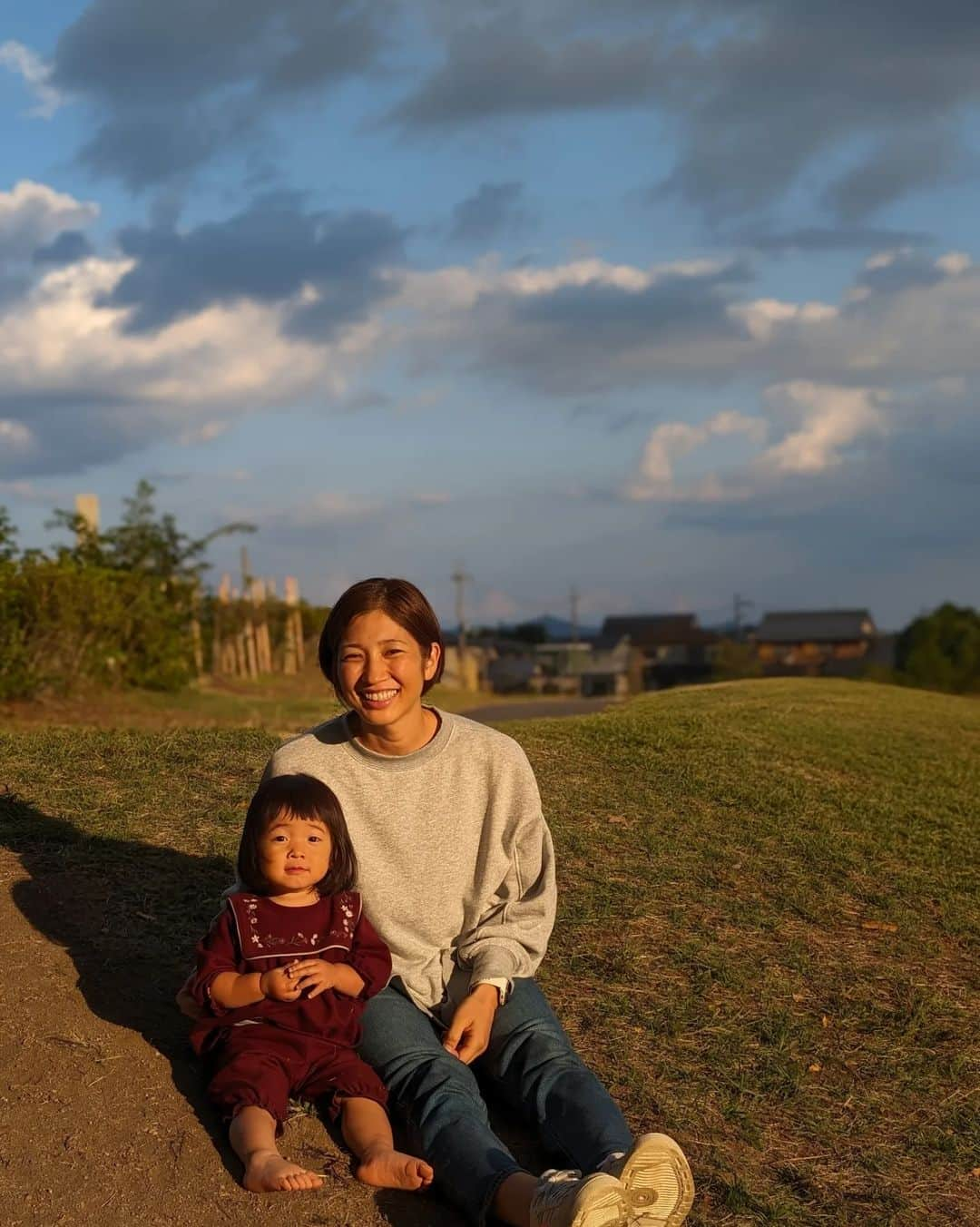 村田毅さんのインスタグラム写真 - (村田毅Instagram)「家族で琵琶湖🦗 子どもの夢中に100%応えようと、ただひたすらにバッタを追い続けてこちらも夢中になった３日間でした🦗夢中は最強ですね。 天気も良いし空気も綺麗で、バッタもいっぱいいるし、琵琶湖は素敵な場所でした🦗 楽しかった🥳  #夢中 #琵琶湖 #バッタ #感謝」10月17日 20時48分 - tsuyoshimurata1215