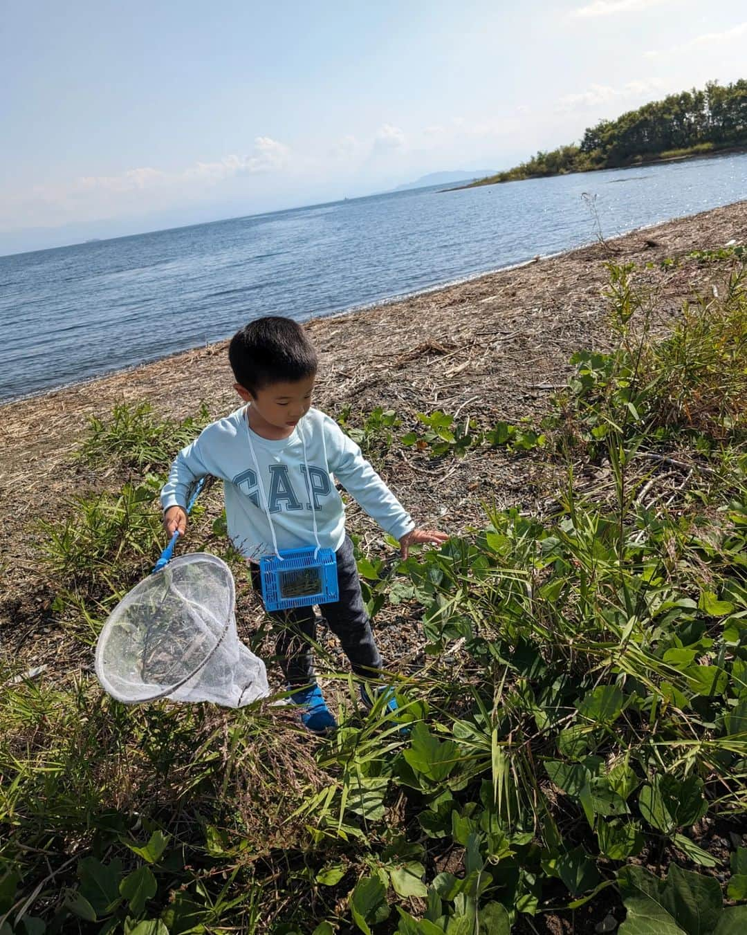 村田毅さんのインスタグラム写真 - (村田毅Instagram)「家族で琵琶湖🦗 子どもの夢中に100%応えようと、ただひたすらにバッタを追い続けてこちらも夢中になった３日間でした🦗夢中は最強ですね。 天気も良いし空気も綺麗で、バッタもいっぱいいるし、琵琶湖は素敵な場所でした🦗 楽しかった🥳  #夢中 #琵琶湖 #バッタ #感謝」10月17日 20時48分 - tsuyoshimurata1215