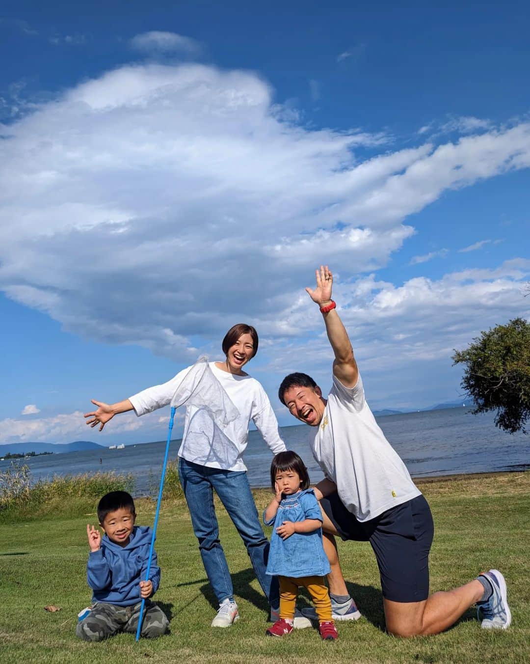 村田毅のインスタグラム：「家族で琵琶湖🦗 子どもの夢中に100%応えようと、ただひたすらにバッタを追い続けてこちらも夢中になった３日間でした🦗夢中は最強ですね。 天気も良いし空気も綺麗で、バッタもいっぱいいるし、琵琶湖は素敵な場所でした🦗 楽しかった🥳  #夢中 #琵琶湖 #バッタ #感謝」
