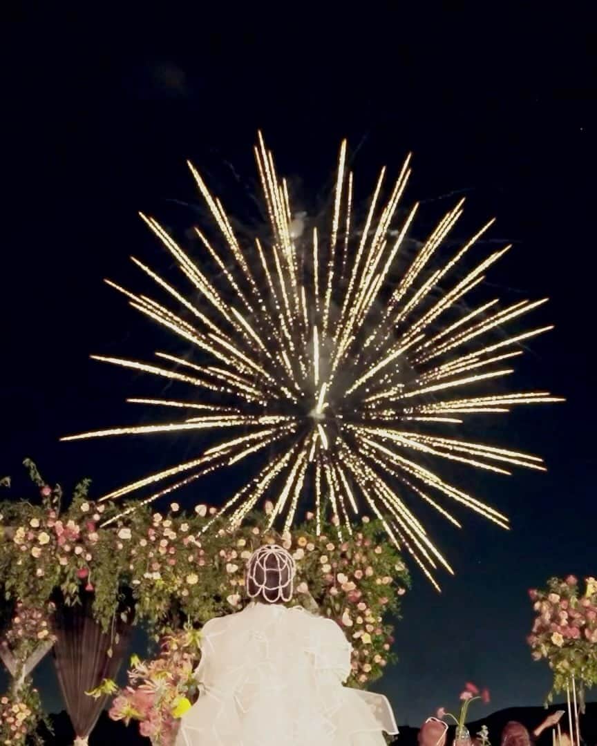 あさぎーにょのインスタグラム：「結婚式やって良かったこと…🐇  ・ゲストへのドレスのお願い 「花嫁より目立つ勢いでOK！」 白でも黒でも柄でも何でもOKで 好きなを服着て来てってお願いした！ お陰で会場がみんなの個性で溢れて最高の空間になった！ありがとう♡  ・幸せパウダー 祖母にどうしてもセレモニーに参加してもらいたくて作ったセレモニー！笑 ケーキの仕上げの幸せパウダー✨ 79歳のちゃあちゃんが子供みたいで可愛い！ ゲストに“子供に戻ってもらうには？“って考えて企画したんだ〜  ・ママに手紙を書いてよかった！ この場を借りて思いっきり感謝の気持ちを表現できたのと、 ママの尊敬するところを友達の皆んなに聞いてもらえたのも良かったな☁️言う機会ないしね😉 でもほんっとに泣いた〜  ・サプライズ花火 最後のご挨拶の直後に みんなへの花火のサプライズ！！ 私が1番叫び踊り狂っちゃった！！ あれは夢だったのか…？って何日経ってもみんなから連絡くる笑  YouTubeで全貌の動画を公開したけれど みんなはどのシーンが印象に残りましたか😉？  追記: あとゲストのみんなに思い出をエアドロップしてもらいたくて パソコンを何台か置いたのめちゃ良かった！！ ゲストのみんなの声とか、 ゲストのセルフィーとか表情が見れて良かった♡ 自分の写真は沢山もらえるけど ゲストの反応も残しておきたいから😉おすすめ！  wedding produce @hautecouturedesign_  dress @hanahana87  #結婚式#ウエディングドレス #ウェディング#ウェディングドレス#ウエディングドレス#ウエディング#ウェディング#ウェディングケーキ #結婚式コーデ #結婚式お呼ばれ」