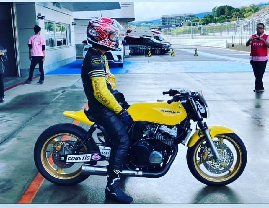 世田谷ベースのインスタグラム：「世田谷ベース流CB400SFカスタム　  唯一無二のバイクを目指して第一段階完成しました。 富士スピードウェイ関係者主催者側　このCBに共感して頂き特別走行させて貰いました。　  サーキットでデモ走行でCBの修正点も分かったので、ゆっくりcustomしていきます。  来年も参加したいと思ったイベントです。  ご来場の皆様そしてメンバー　カスタムに関わった方々　関係者様ありがとうございました。　　  動画近いうちにUPします。　  #総務雄一郎  #富士スピードウェイ  #スピードフェスティバル #cb400sf  #世田谷ベース#世田谷ベースユーチャンネル #所ジョージ」